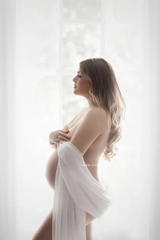 Portrait maternité grossesse à Orléans, portrait de future maman, cadrage vertical doux, traitement monochrome élégant