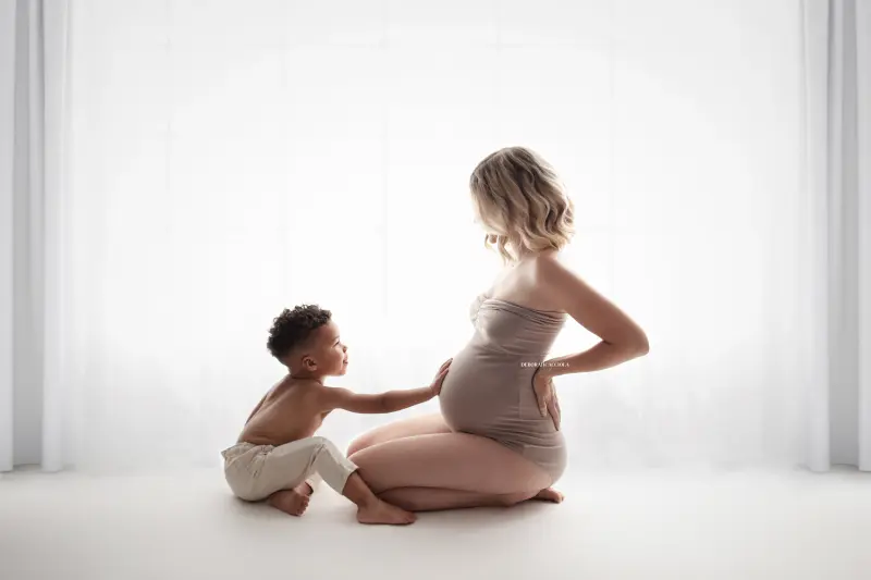 Séance grossesse grossesse à Orléans, future maman, cadrage horizontal équilibré, traitement monochrome élégant