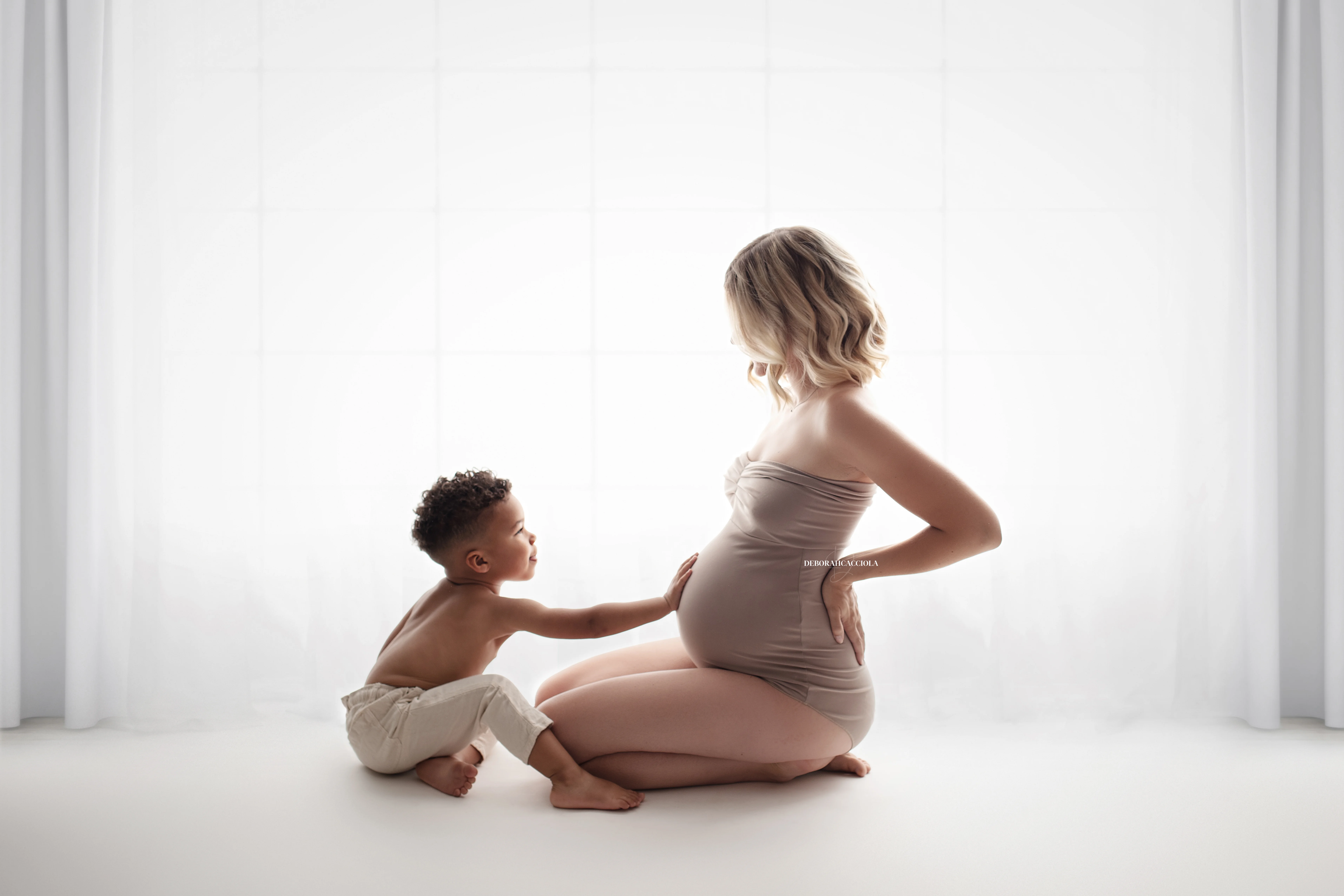 Séance grossesse grossesse à Orléans, future maman, cadrage horizontal équilibré, traitement monochrome élégant