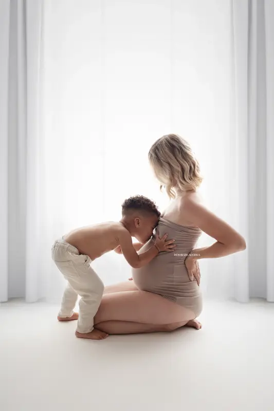 Photo grossesse grossesse à Orléans, future maman en séance studio, cadrage vertical doux, couleurs naturelles