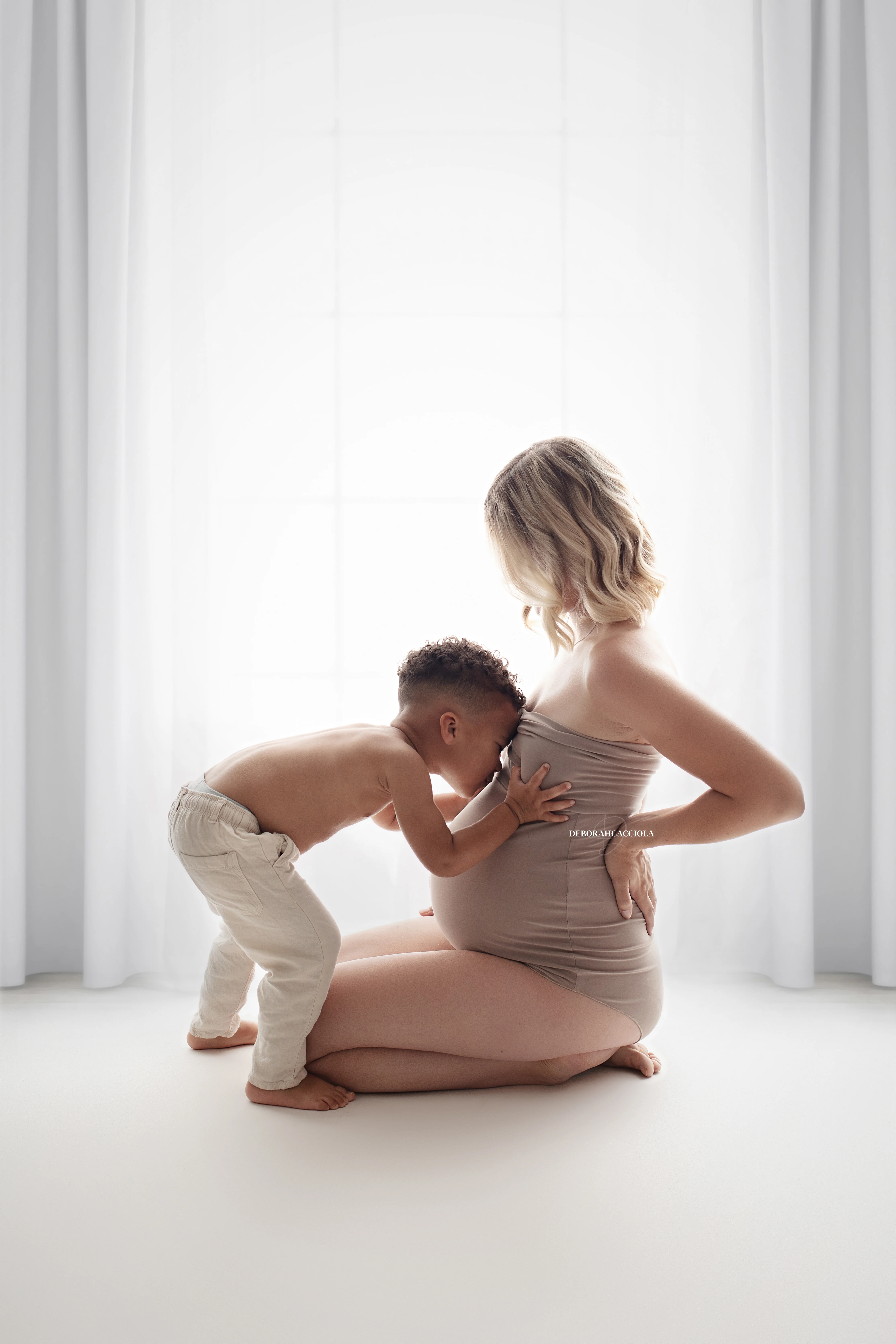 Photo grossesse grossesse à Orléans, future maman en séance studio, cadrage vertical doux, couleurs naturelles
