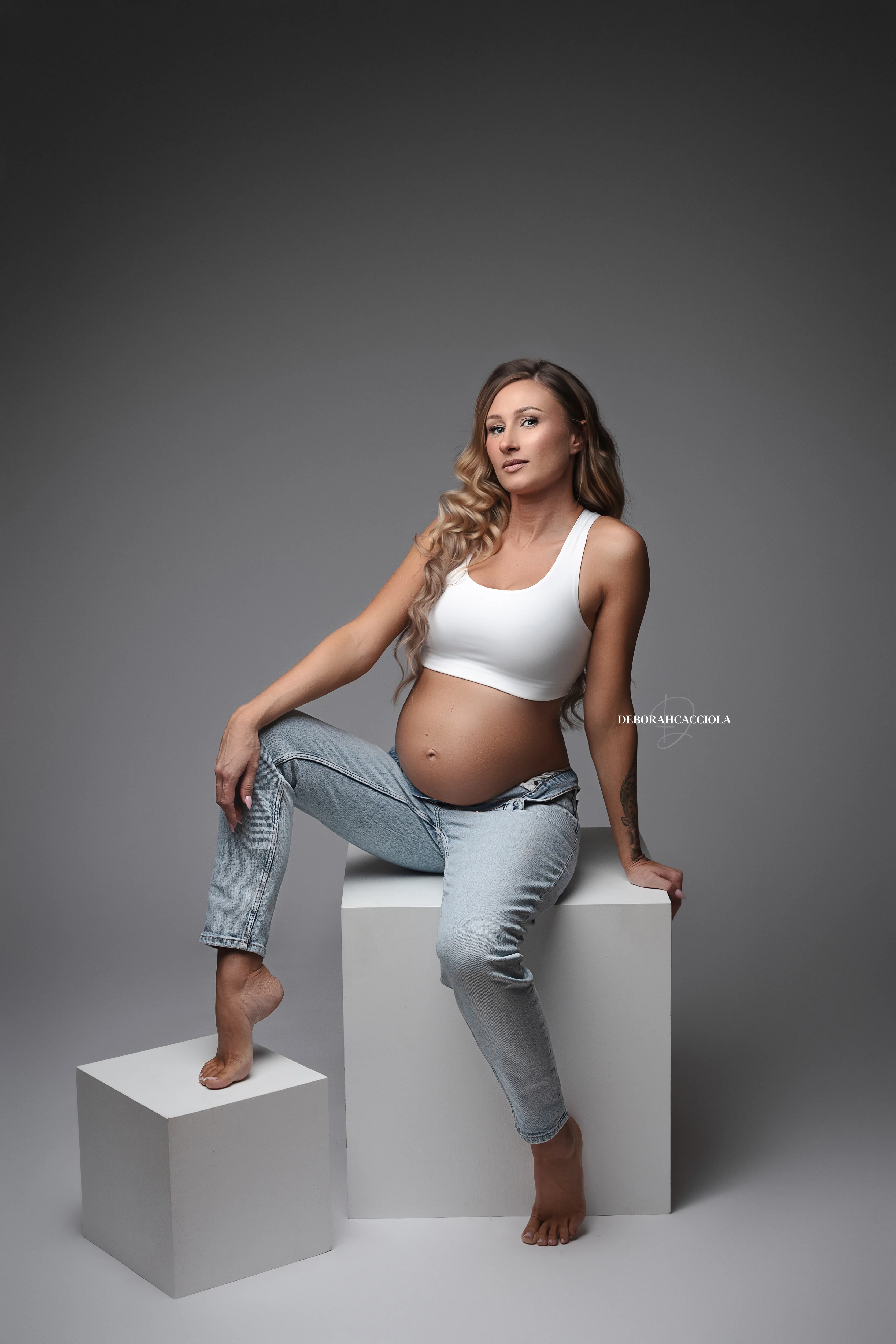 Photo grossesse en studio à Orléans : instant de grossesse, plan vertical élégant, style noir et blanc
