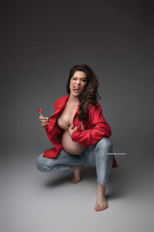 Photo grossesse à Orléans : silhouette de maternité, portrait vertical soigné, tonalités naturelles