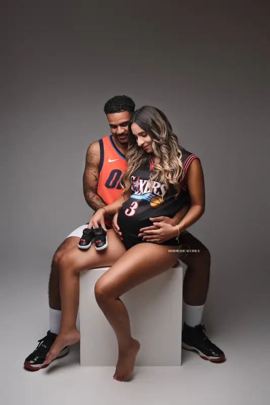 Portrait grossesse Orléans, future maman en séance studio, cadrage vertical doux, en couleur