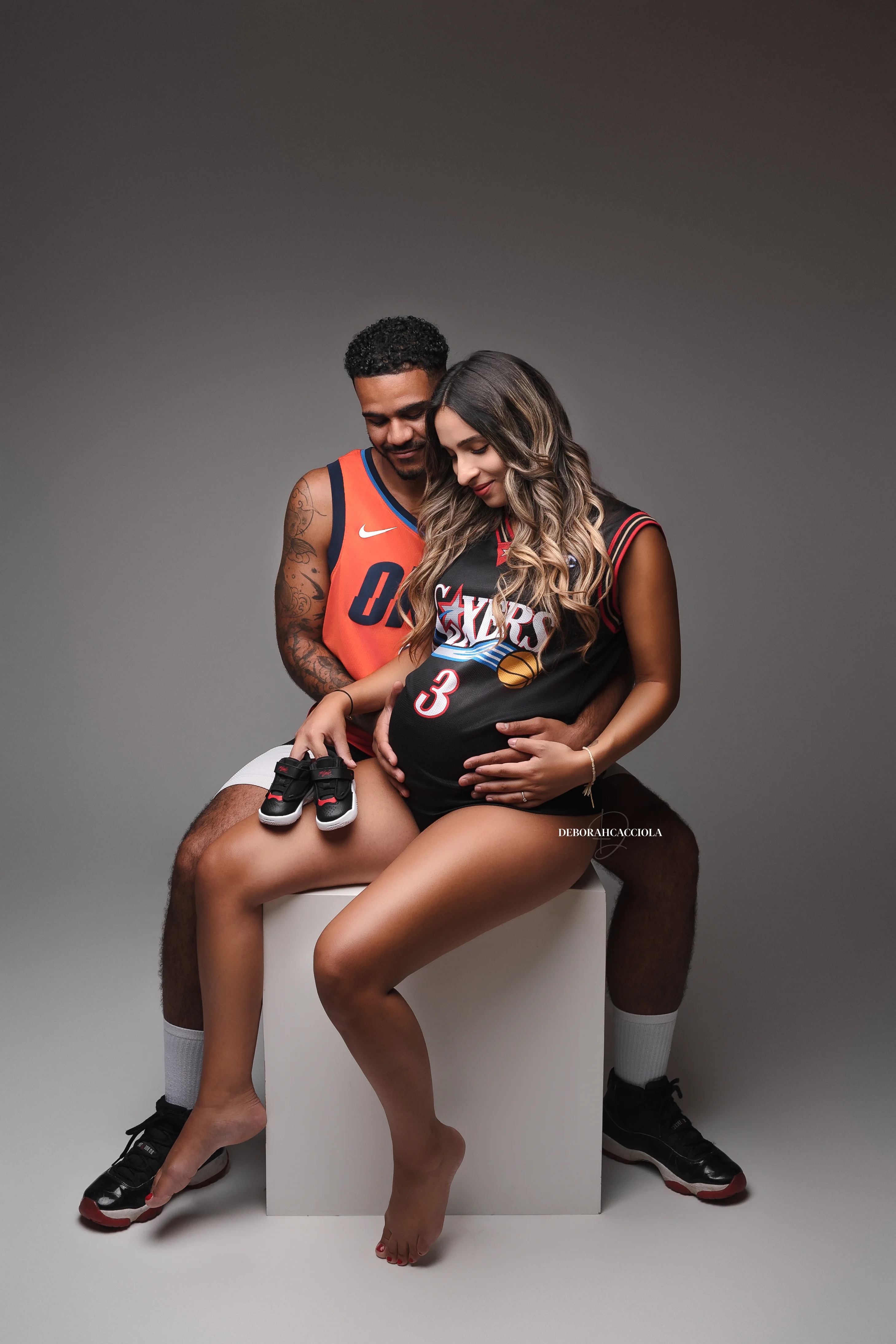 Portrait grossesse Orléans, future maman en séance studio, cadrage vertical doux, en couleur