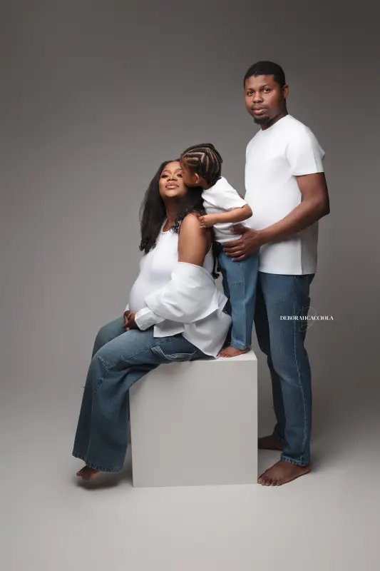 Portrait maternité grossesse à Orléans, future maman en séance studio, cadrage vertical doux, style lumineux