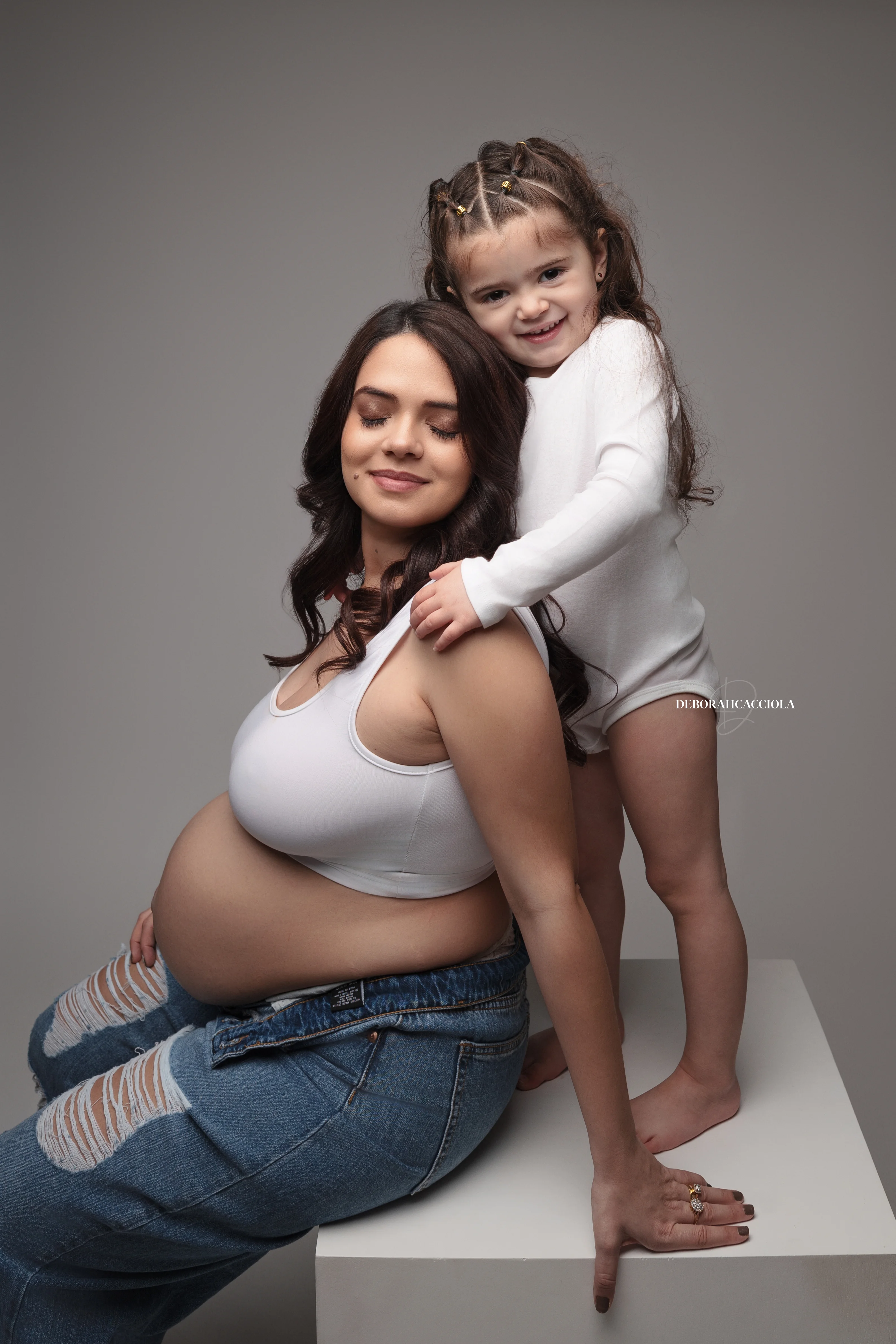 Portrait grossesse grossesse à Orléans, maternité naturelle, portrait vertical soigné, palette douce