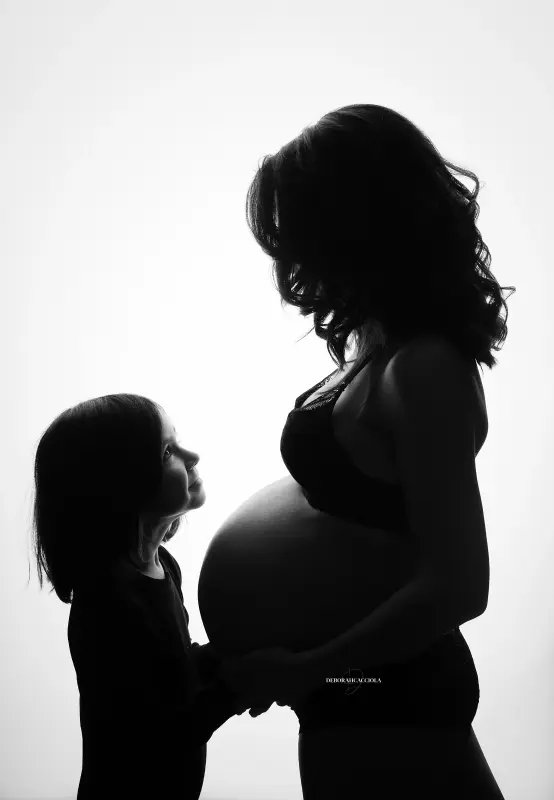 Photo grossesse à Orléans : maternité naturelle, portrait vertical soigné, style monochrome