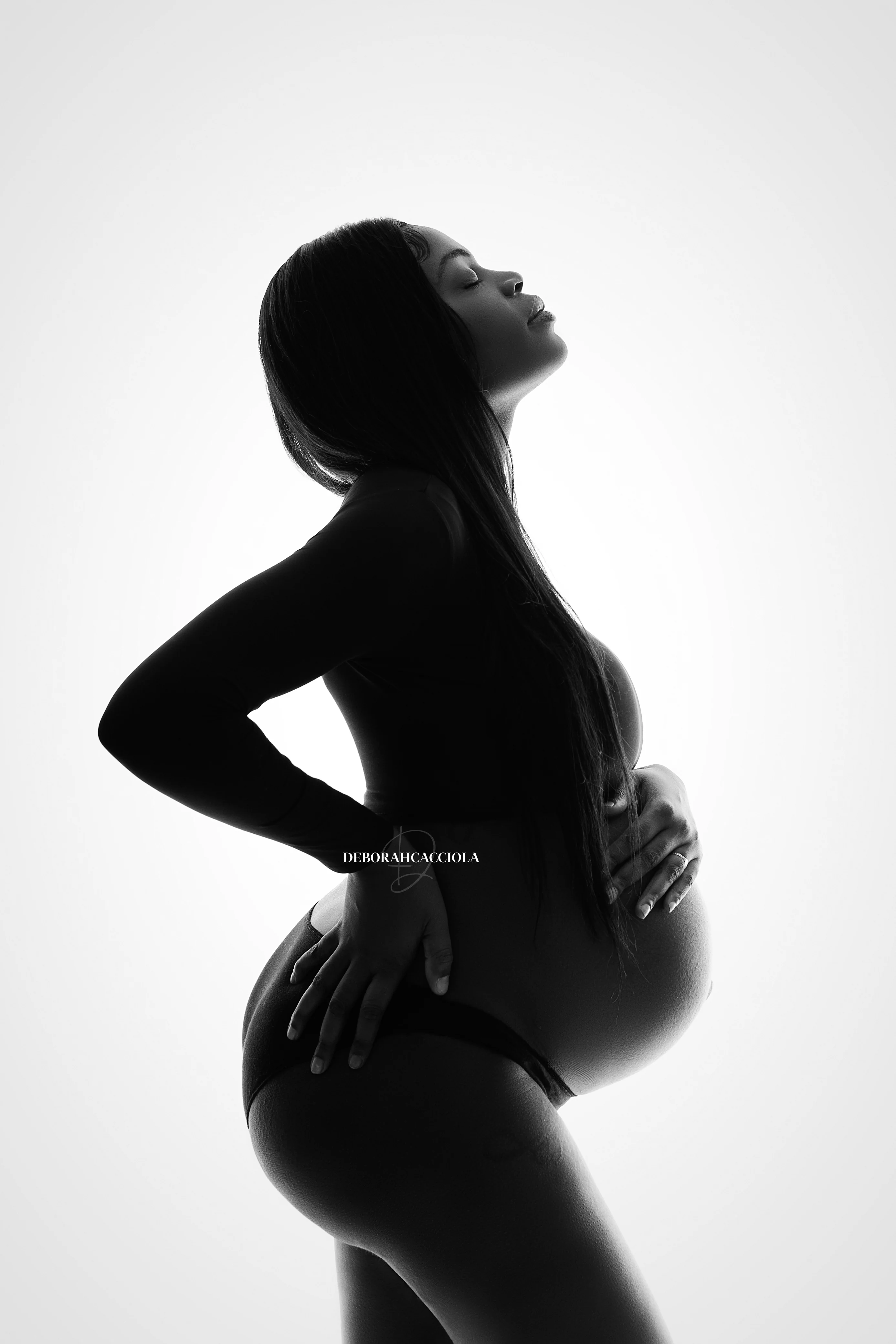 Portrait grossesse à Orléans : future maman en séance studio, cadrage vertical doux, style monochrome