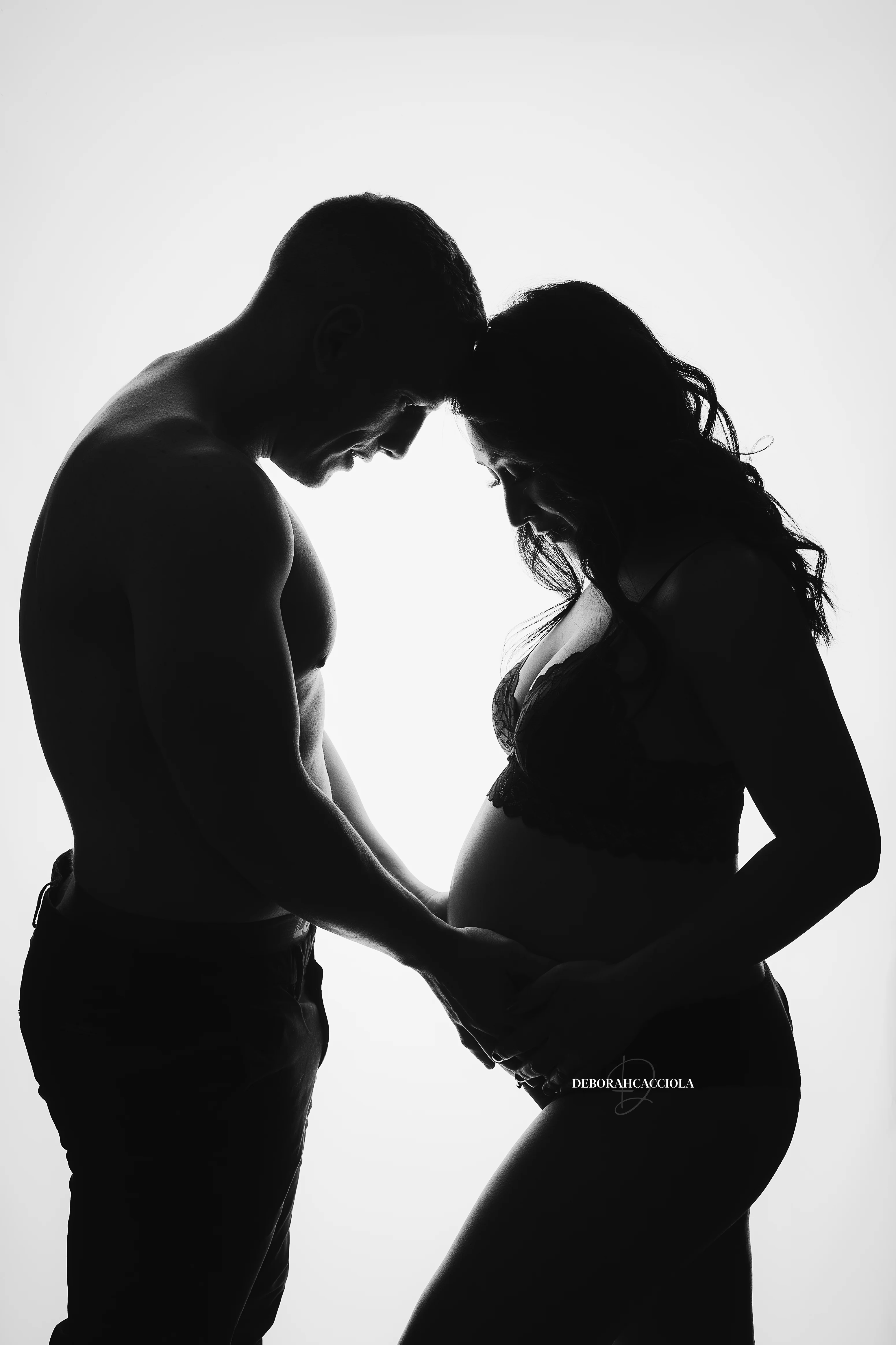 Portrait maternité en studio à Orléans : portrait de future maman, cadrage vertical doux, style noir et blanc
