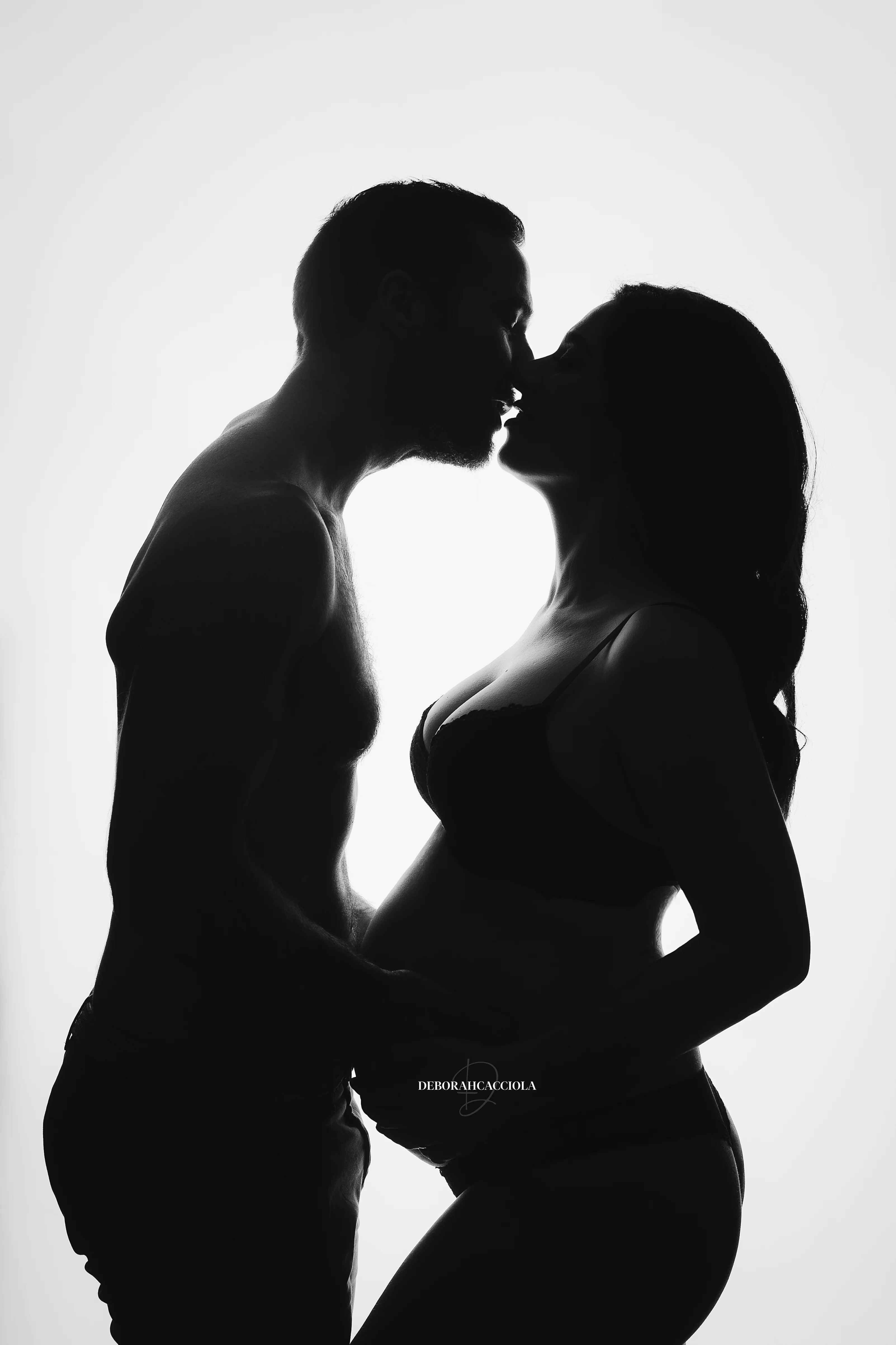 Photo grossesse à Orléans : future maman, portrait serré et naturel, style monochrome