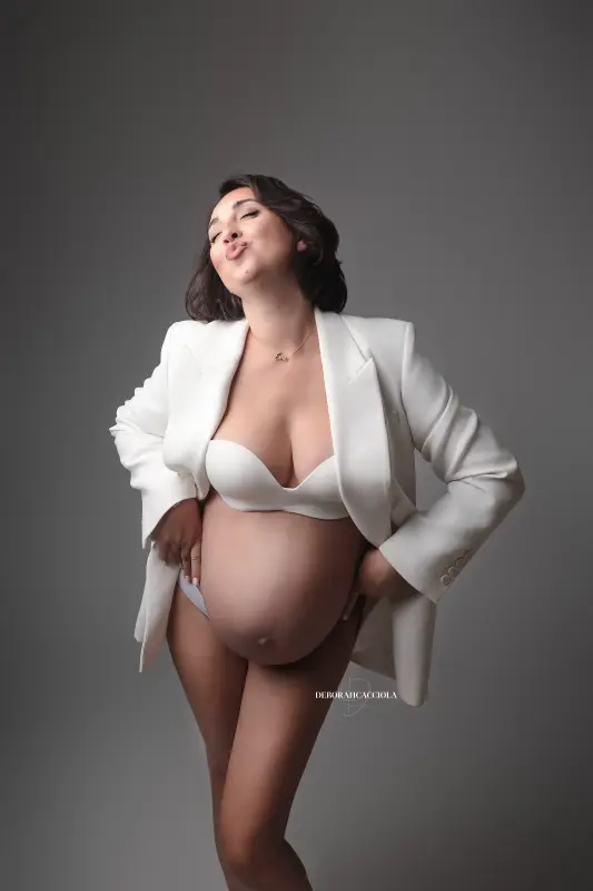 Portrait maternité à Orléans : portrait maternité en studio, portrait serré et naturel, rendu clair et naturel