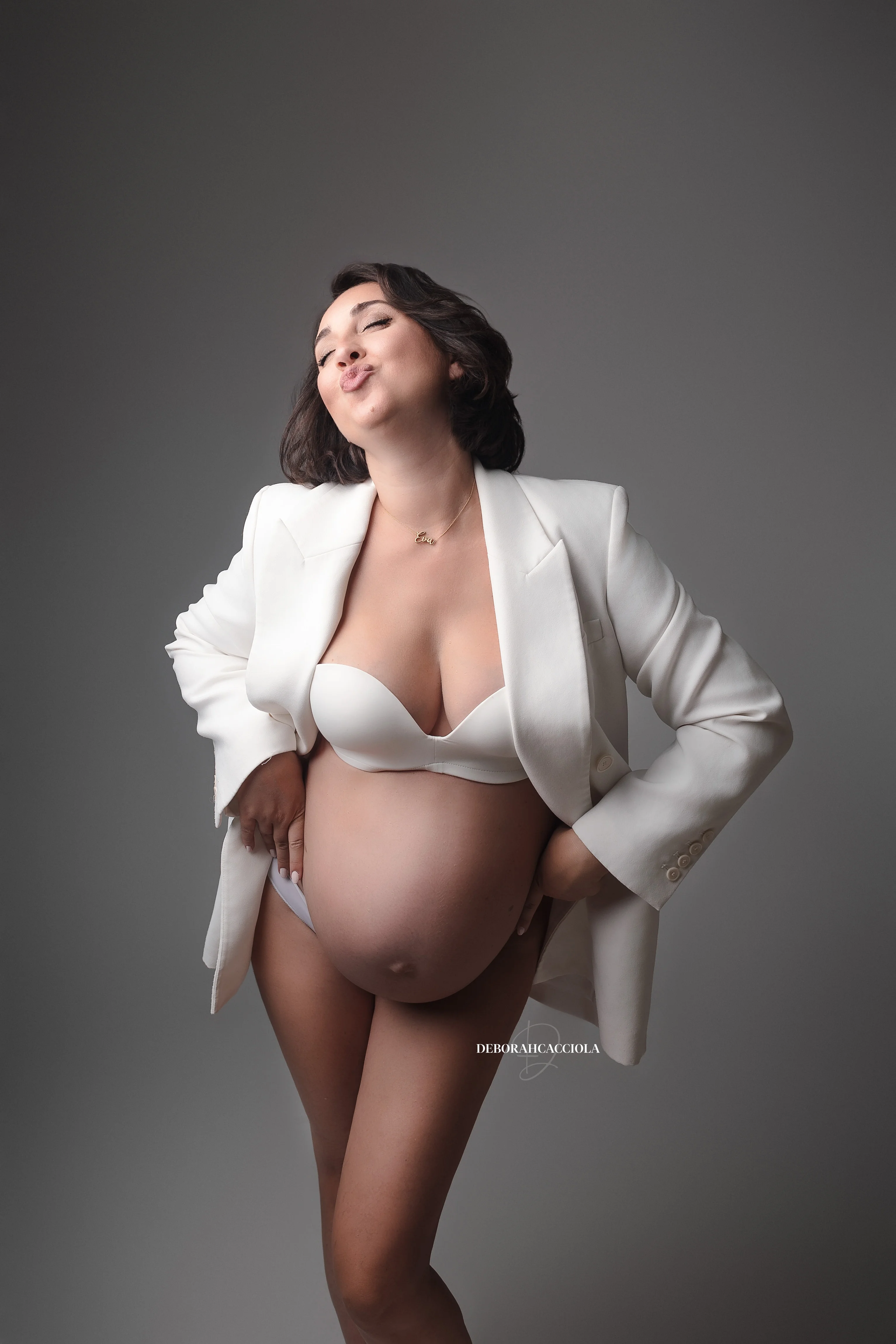 Portrait maternité à Orléans : portrait maternité en studio, portrait serré et naturel, rendu clair et naturel