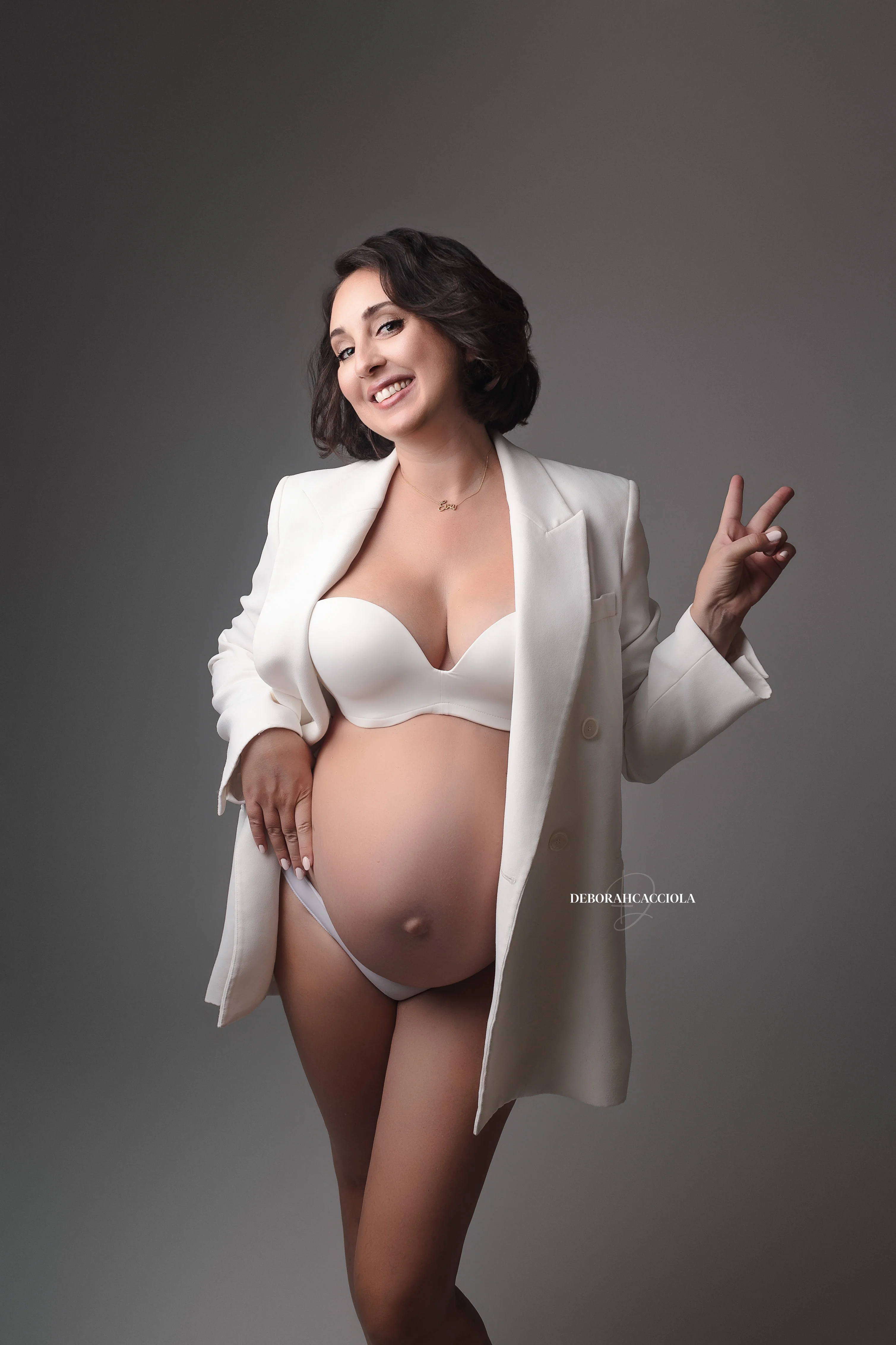 Portrait grossesse à Orléans, maternité naturelle, portrait vertical soigné, palette douce