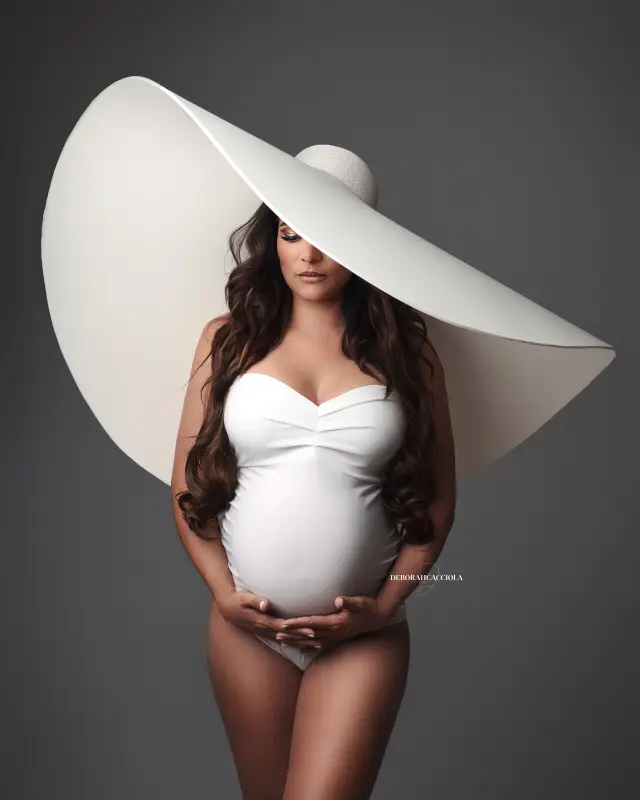 Photo grossesse à Orléans, future maman en séance studio, cadrage vertical doux, couleurs naturelles