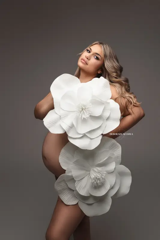 Portrait grossesse Orléans, femme enceinte, plan vertical élégant, en couleur