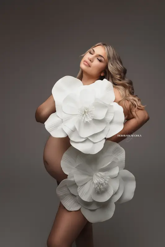 Portrait grossesse en studio à Orléans : instant de grossesse, plan vertical élégant, en couleur