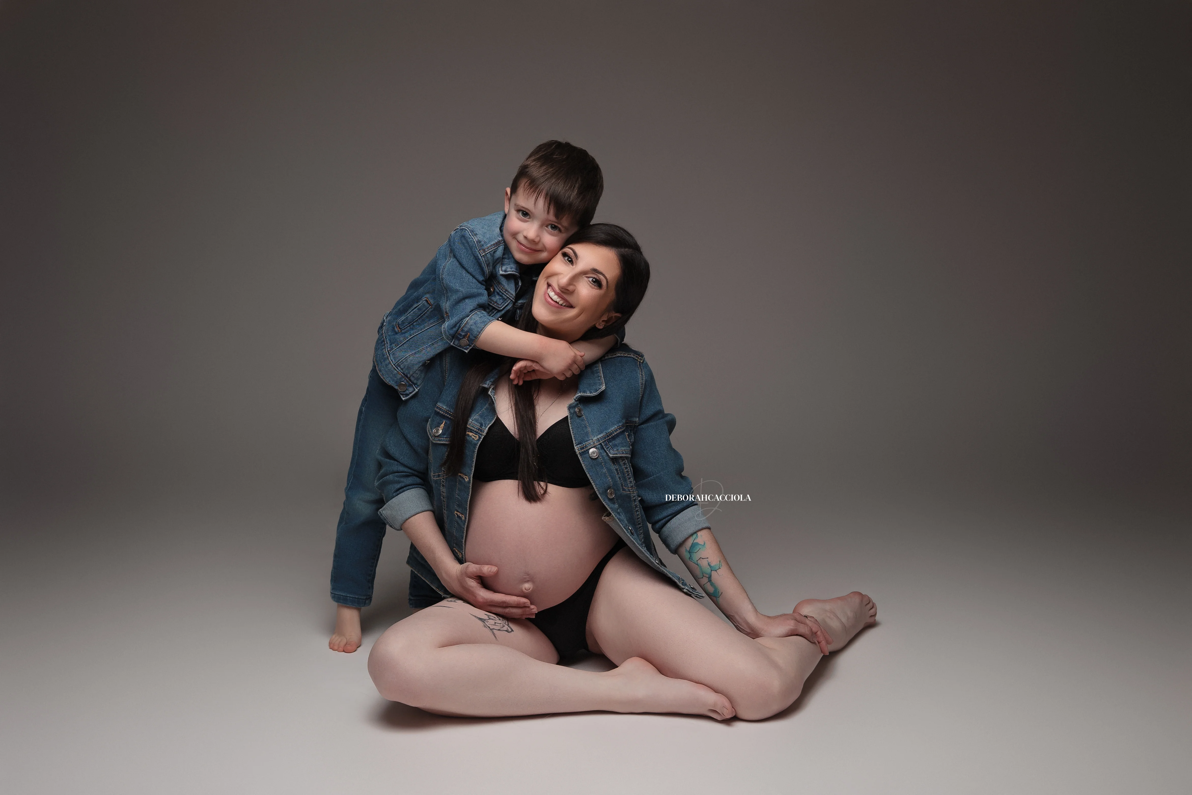 Scène grossesse à Orléans, future maman en séance studio, plan large harmonieux, couleurs naturelles