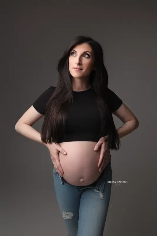 Portrait grossesse à Orléans : maternité naturelle, portrait vertical soigné, palette douce