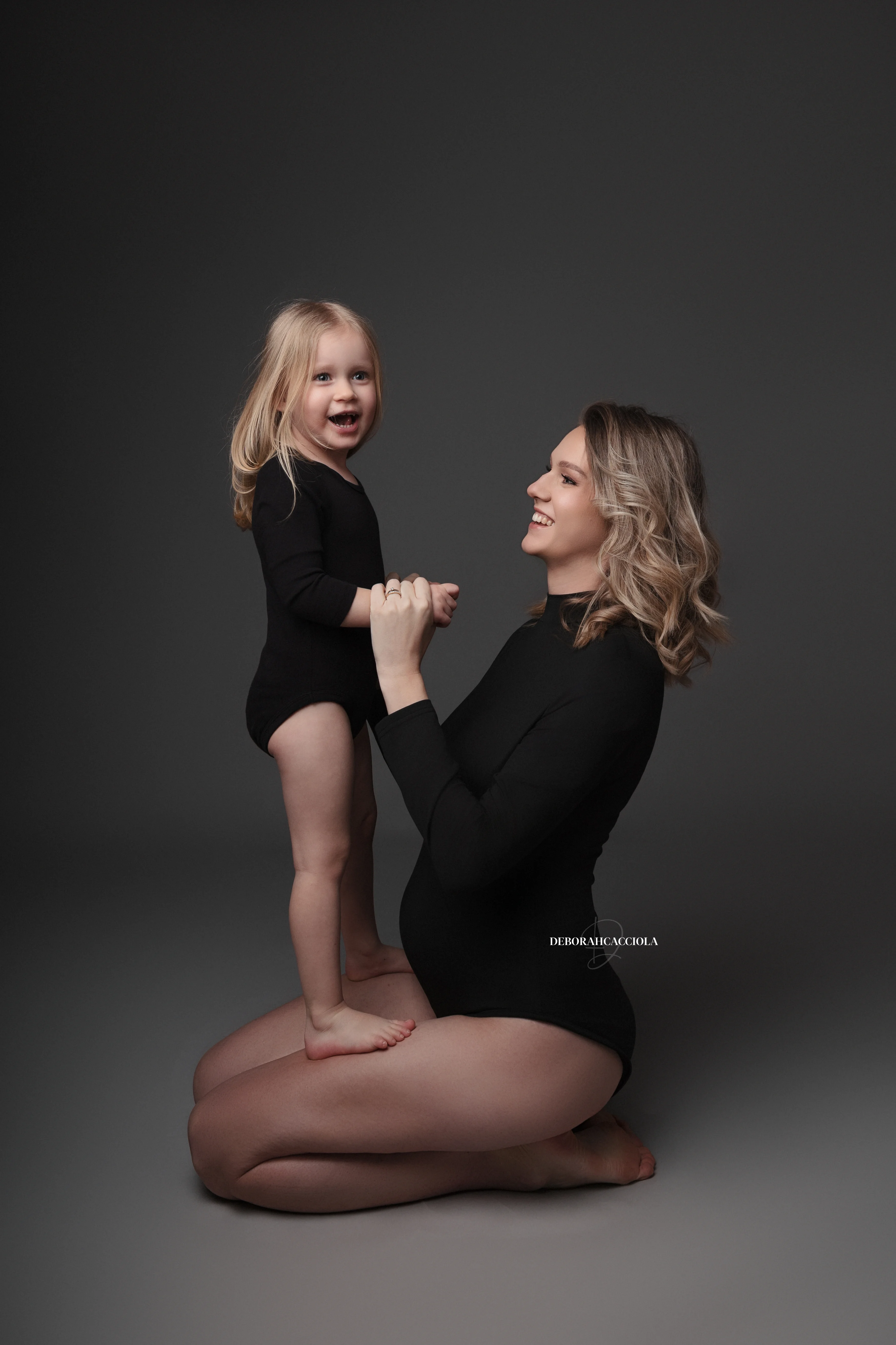 Portrait maternité en studio à Orléans : femme enceinte, plan vertical élégant, style noir et blanc