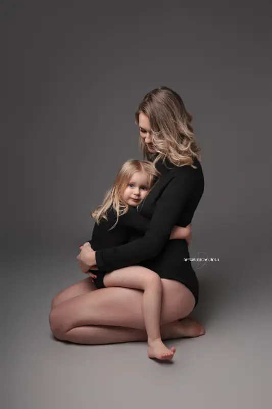 Portrait maternité à Orléans : silhouette de maternité, portrait vertical soigné, rendu clair et naturel