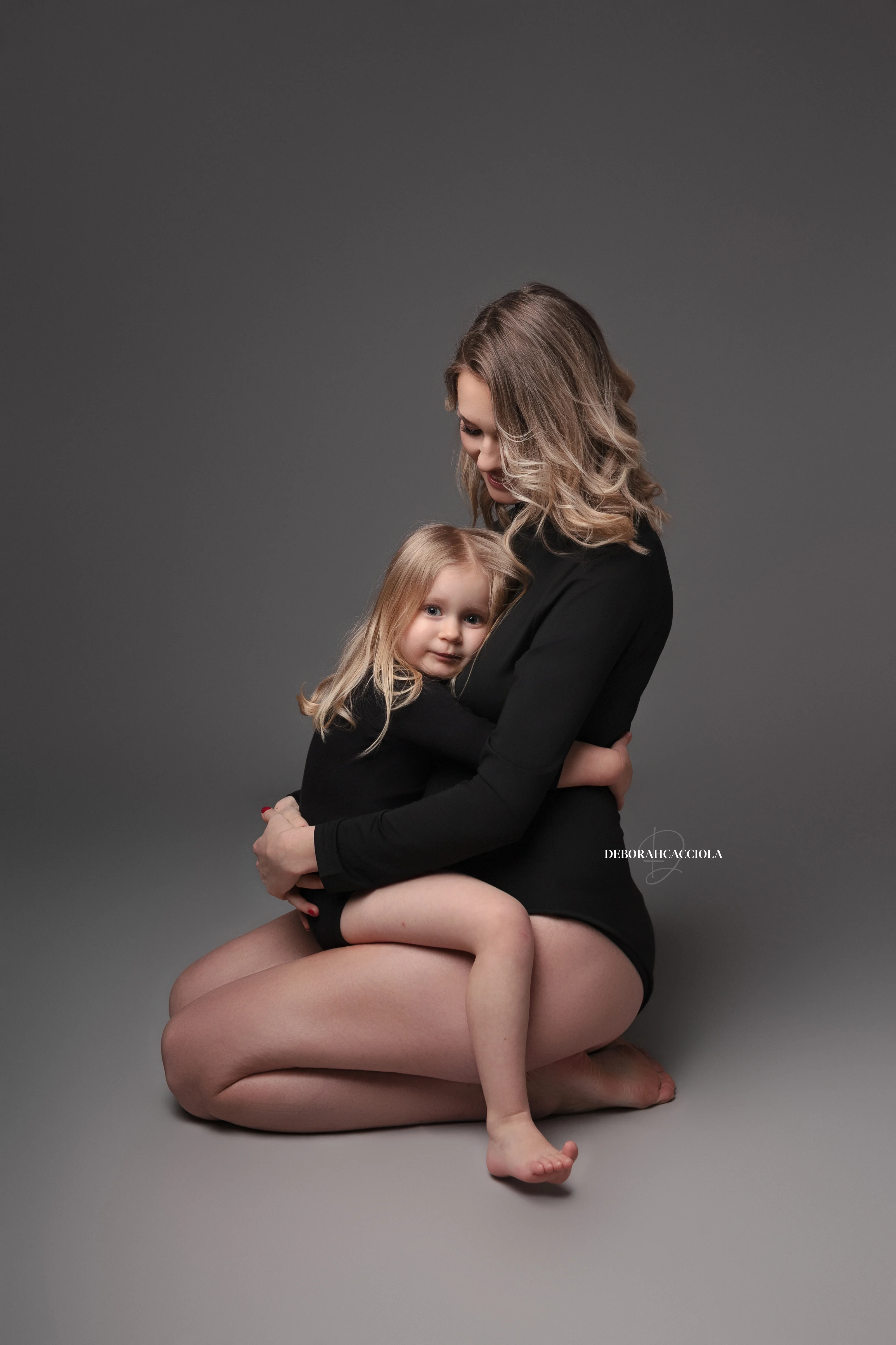 Portrait maternité à Orléans : silhouette de maternité, portrait vertical soigné, rendu clair et naturel