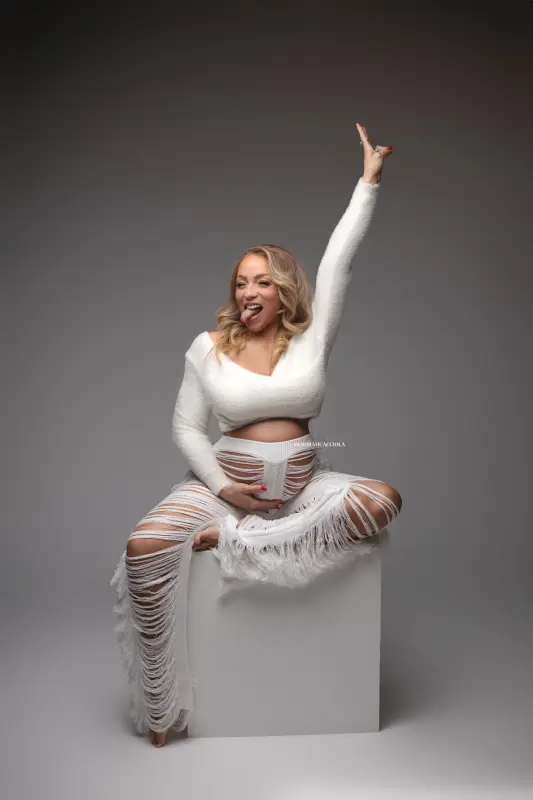 Photo grossesse grossesse à Orléans, maternité naturelle, portrait vertical soigné, tonalités naturelles