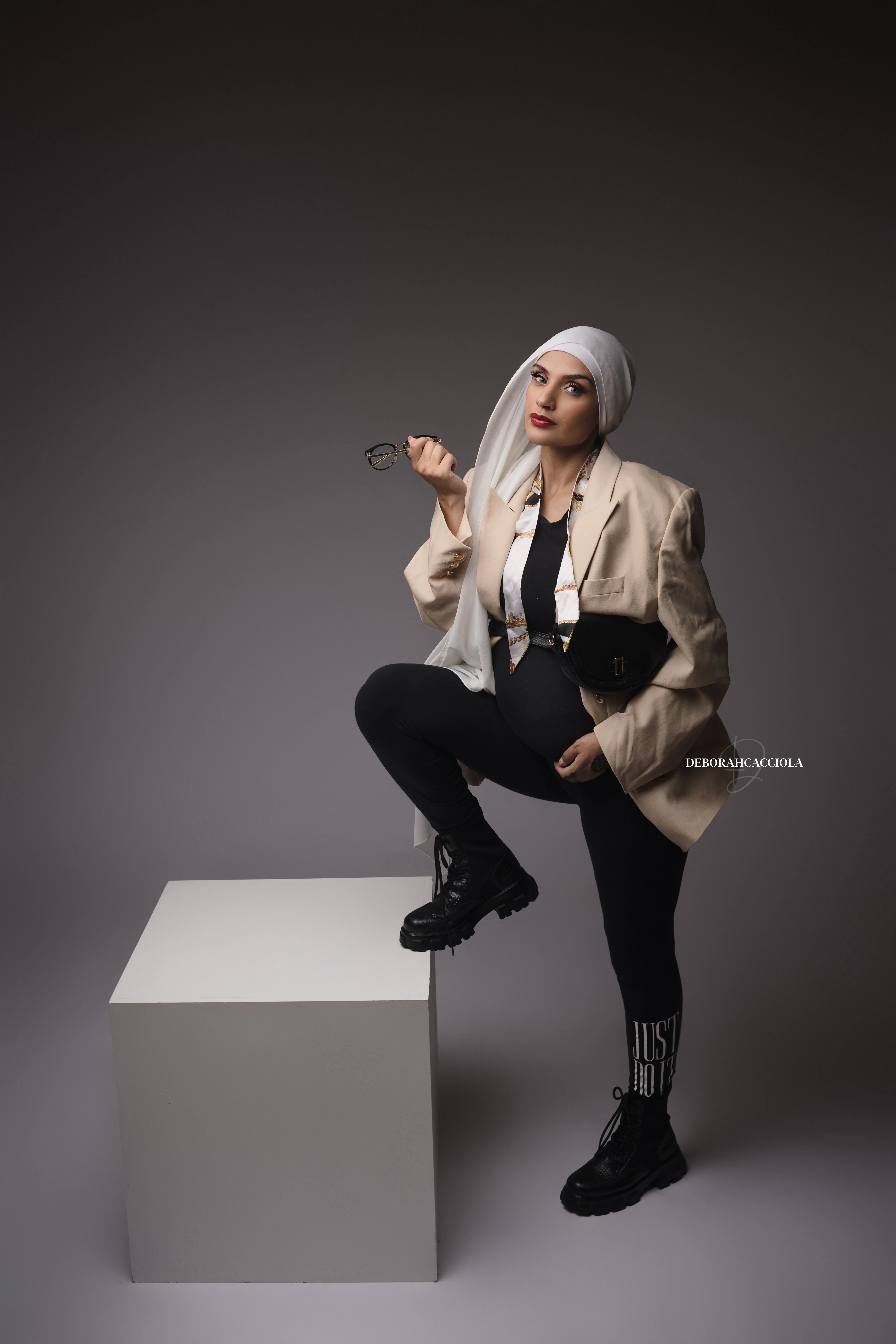 Photo grossesse à Orléans : instant de grossesse, plan vertical élégant, couleurs naturelles