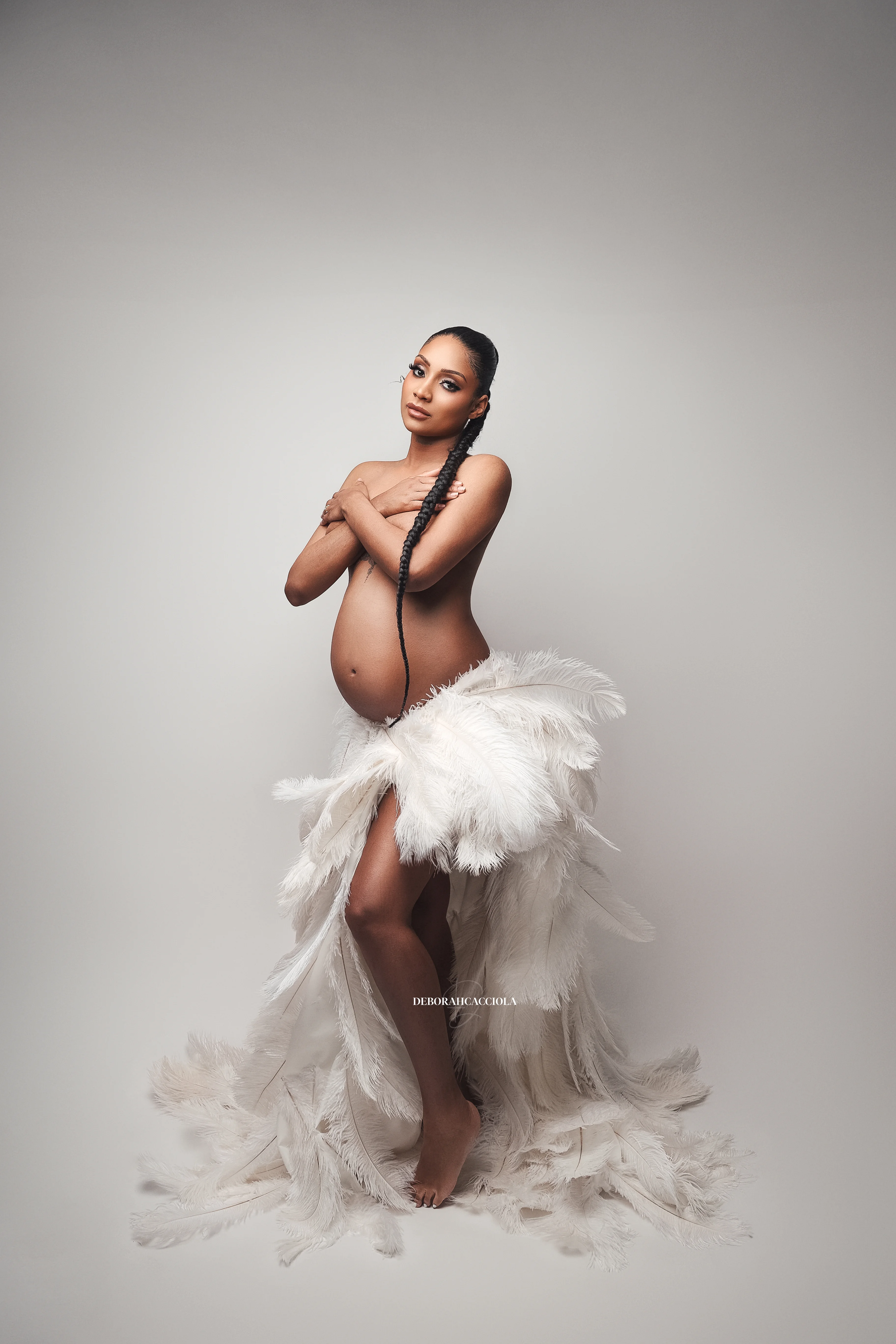 Photo grossesse grossesse à Orléans, future maman en séance studio, cadrage vertical doux, couleurs naturelles