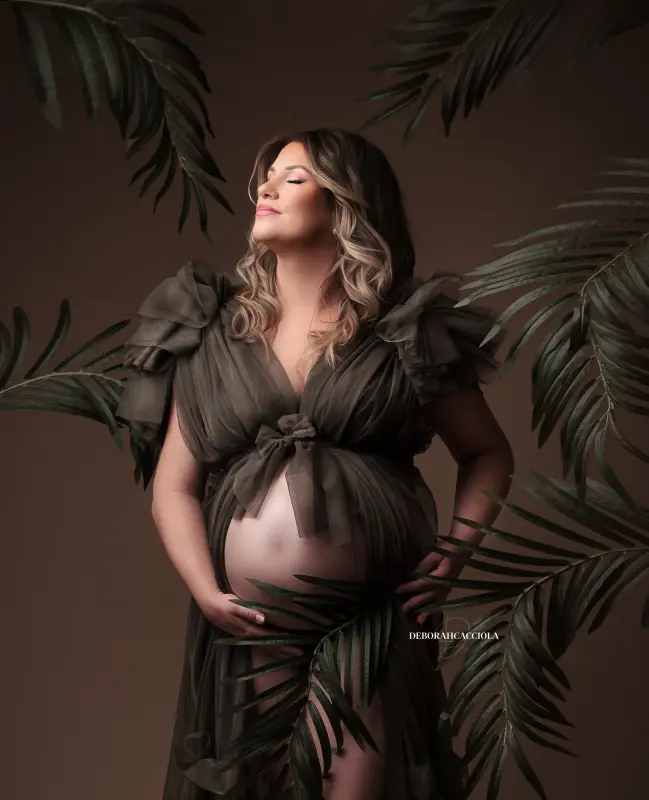 Portrait maternité à Orléans : femme enceinte, plan vertical élégant, style lumineux