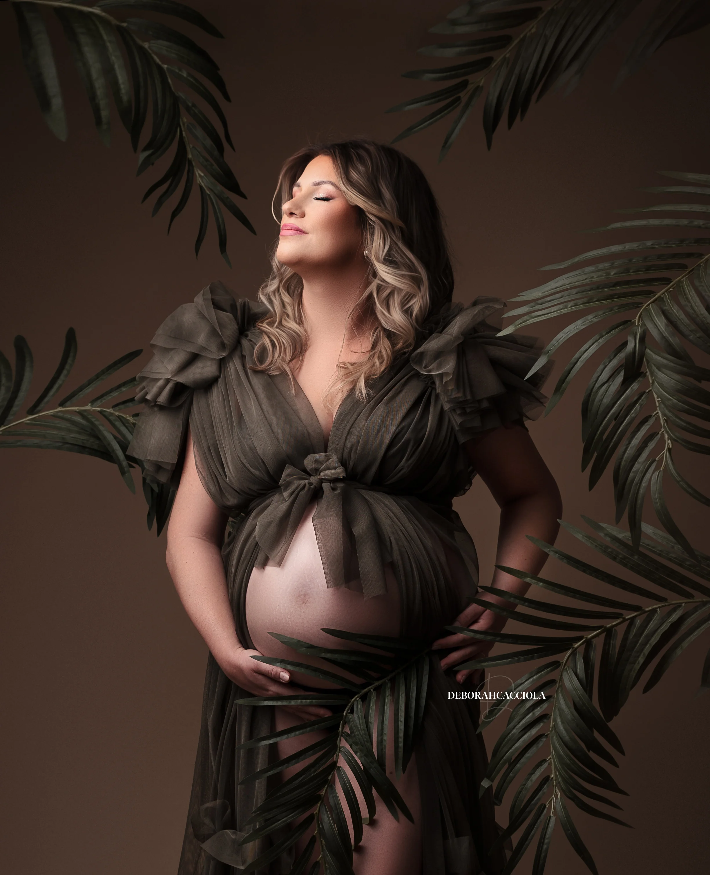 Portrait maternité à Orléans : femme enceinte, plan vertical élégant, style lumineux