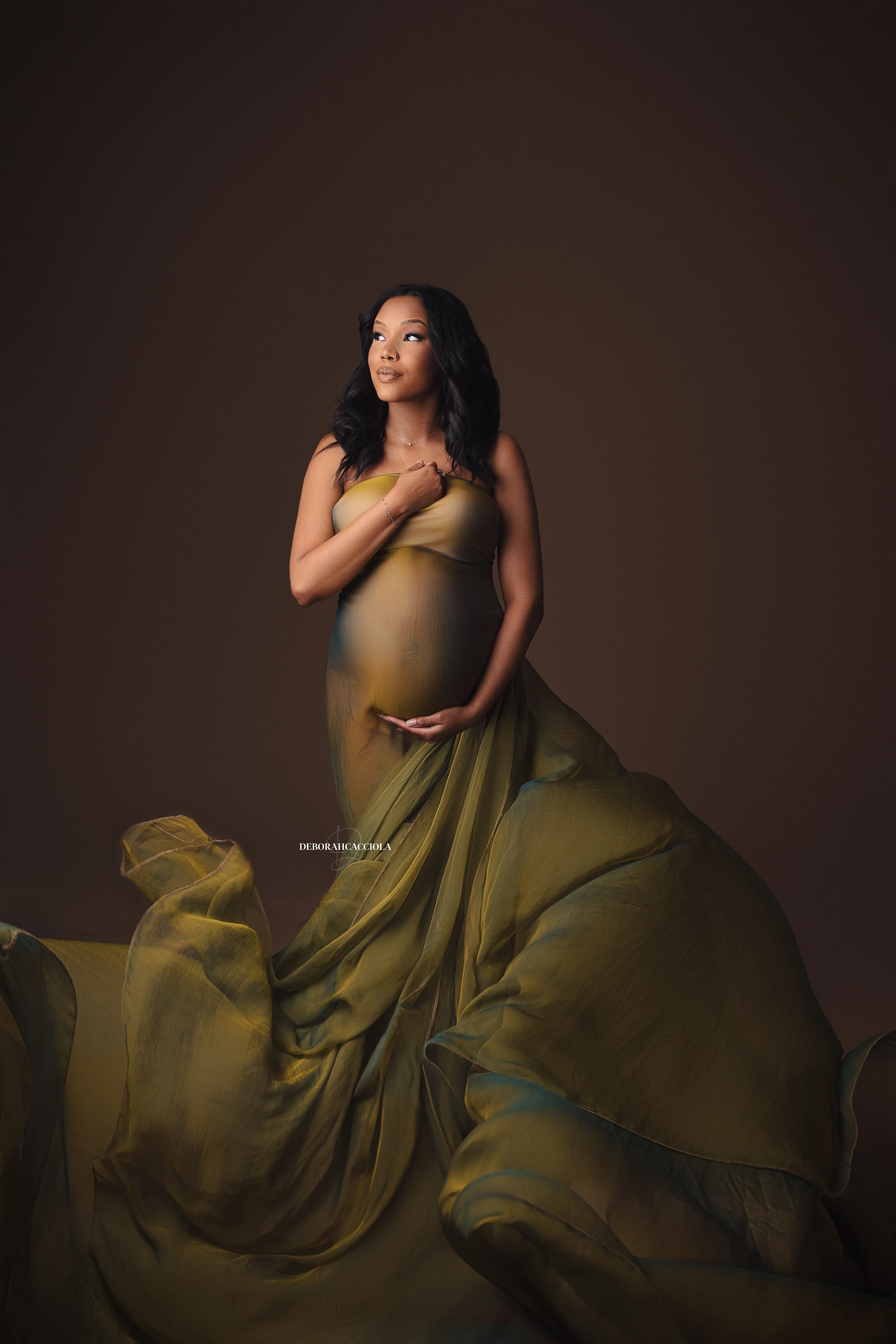 Photo grossesse Orléans, portrait maternité en studio, portrait serré et naturel, tonalités naturelles