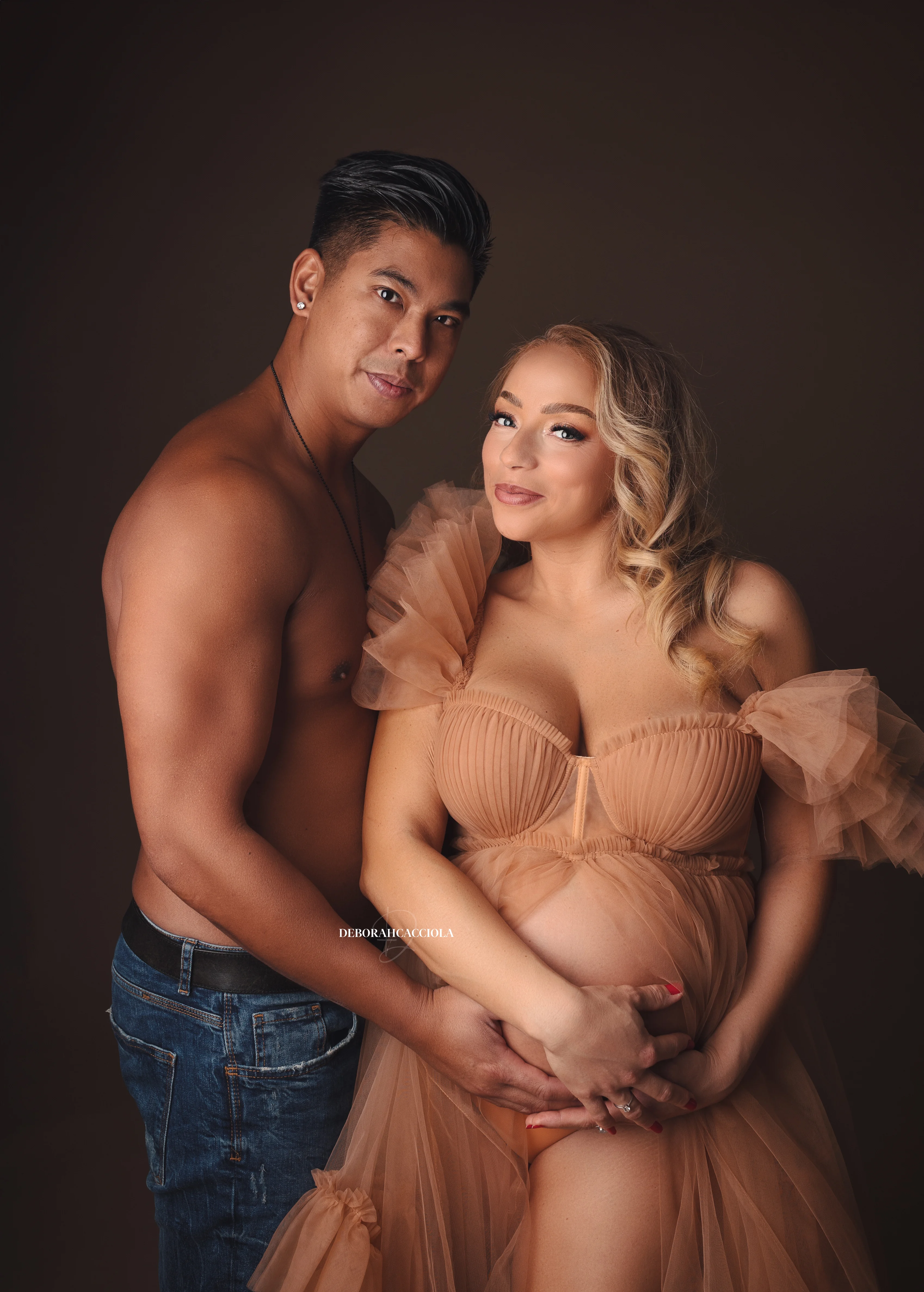 Portrait maternité Orléans, femme enceinte, plan vertical élégant, style lumineux