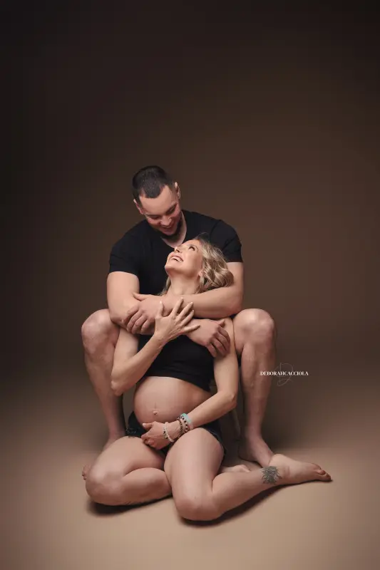 Portrait grossesse grossesse à Orléans, femme enceinte, plan vertical élégant, en couleur