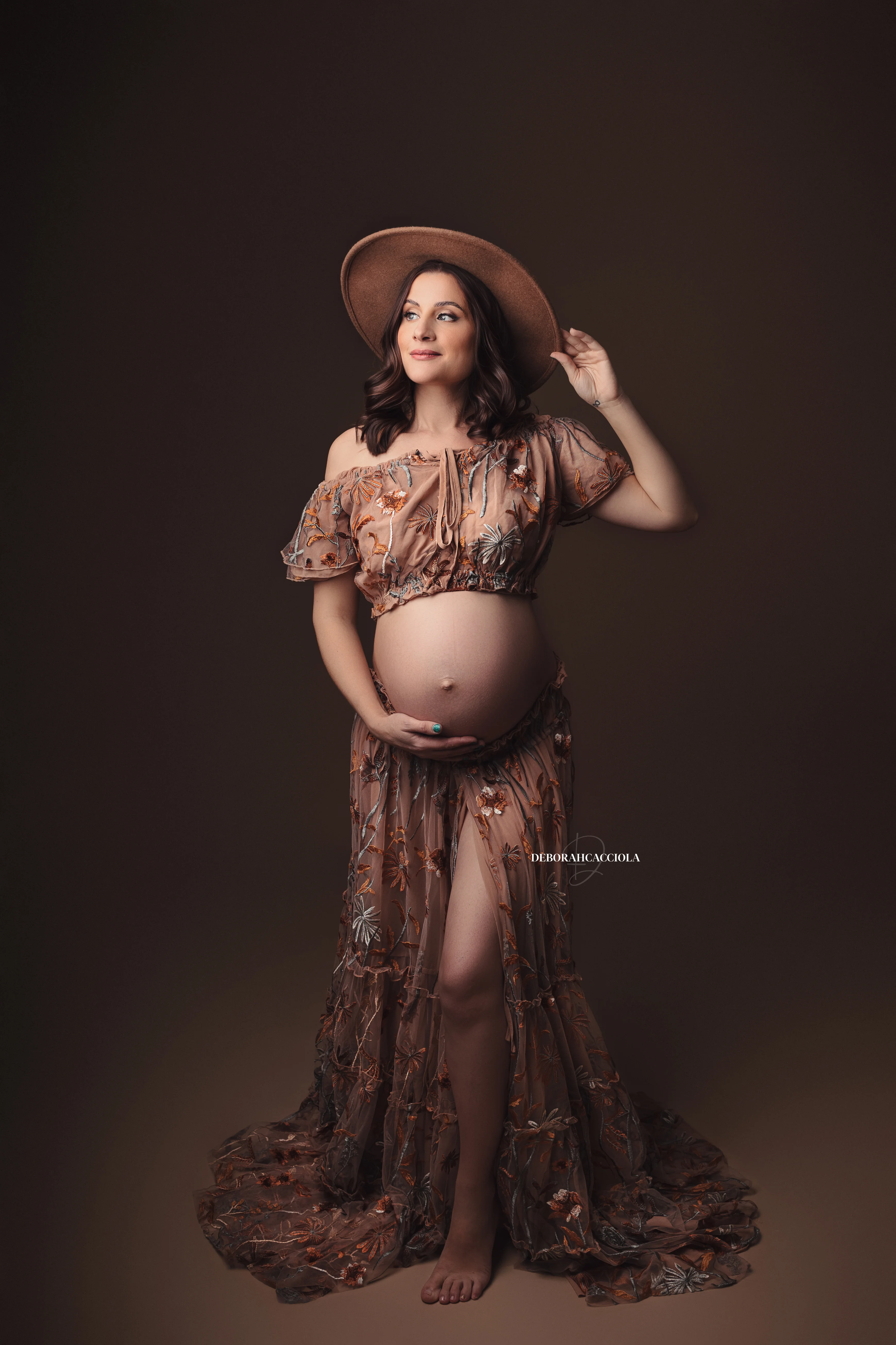 Portrait maternité à Orléans, instant de grossesse, plan vertical élégant, style lumineux