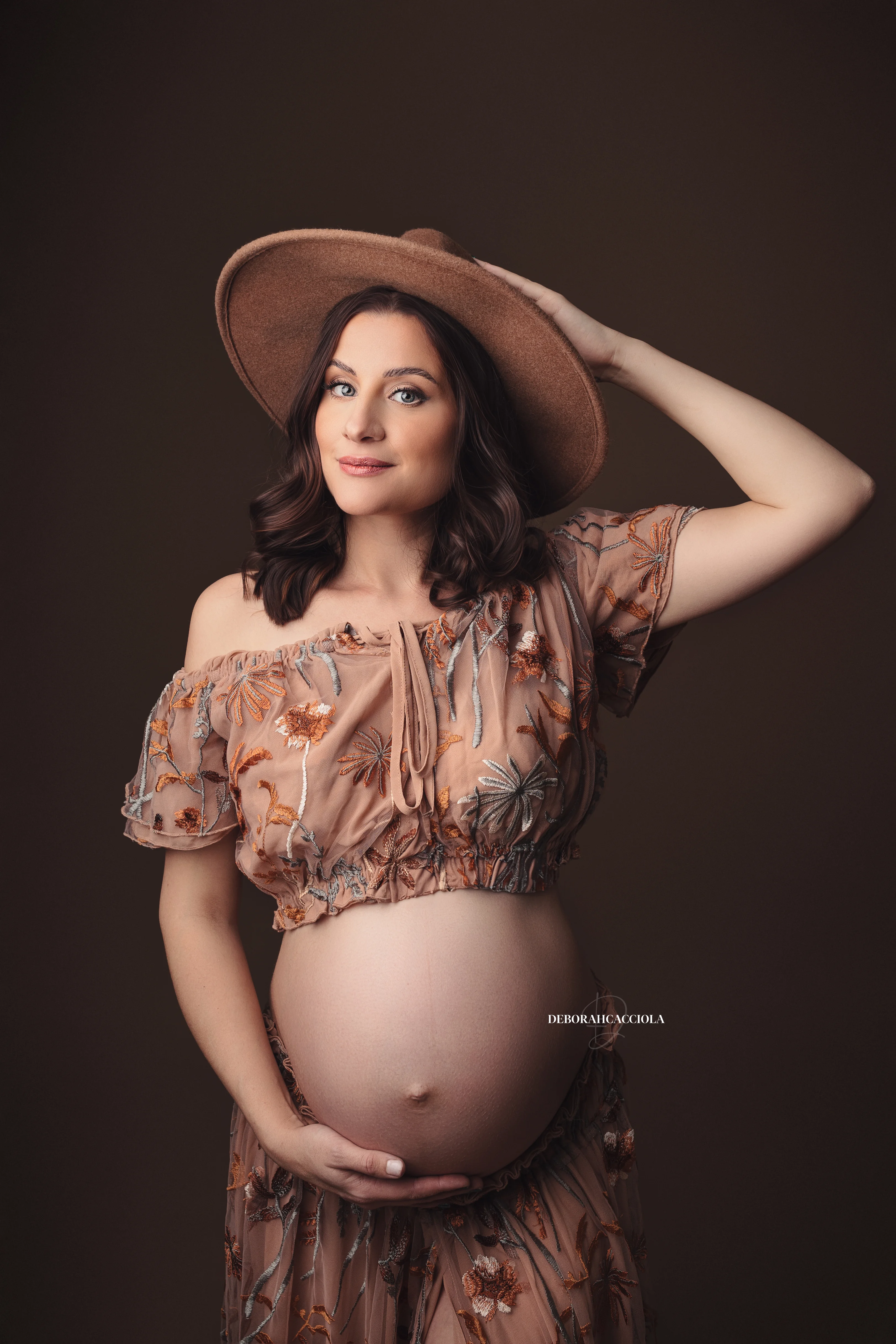 Photo grossesse à Orléans : instant de grossesse, plan vertical élégant, couleurs naturelles