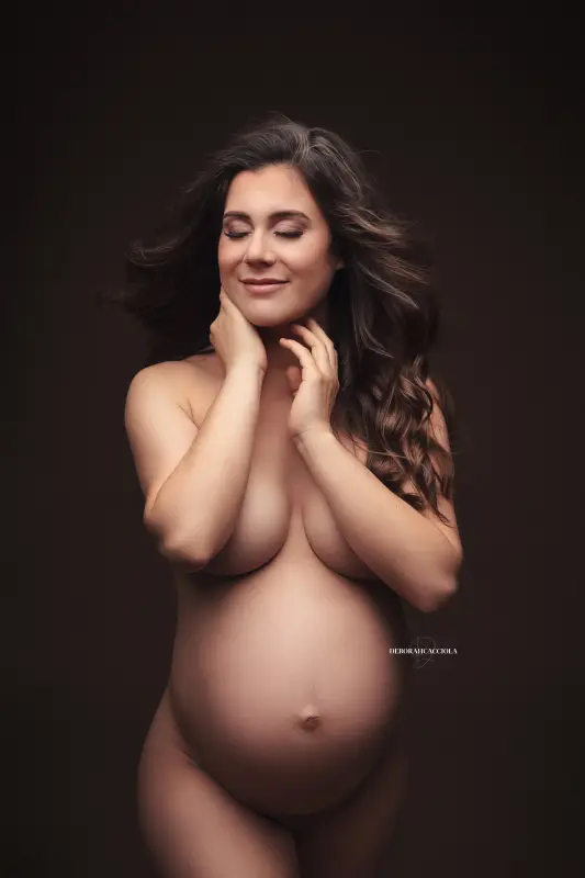 Portrait grossesse grossesse à Orléans, portrait maternité en studio, portrait serré et naturel, palette douce