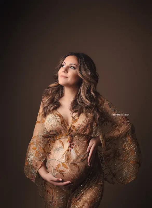 Portrait maternité à Orléans : future maman en séance studio, cadrage vertical doux, style lumineux