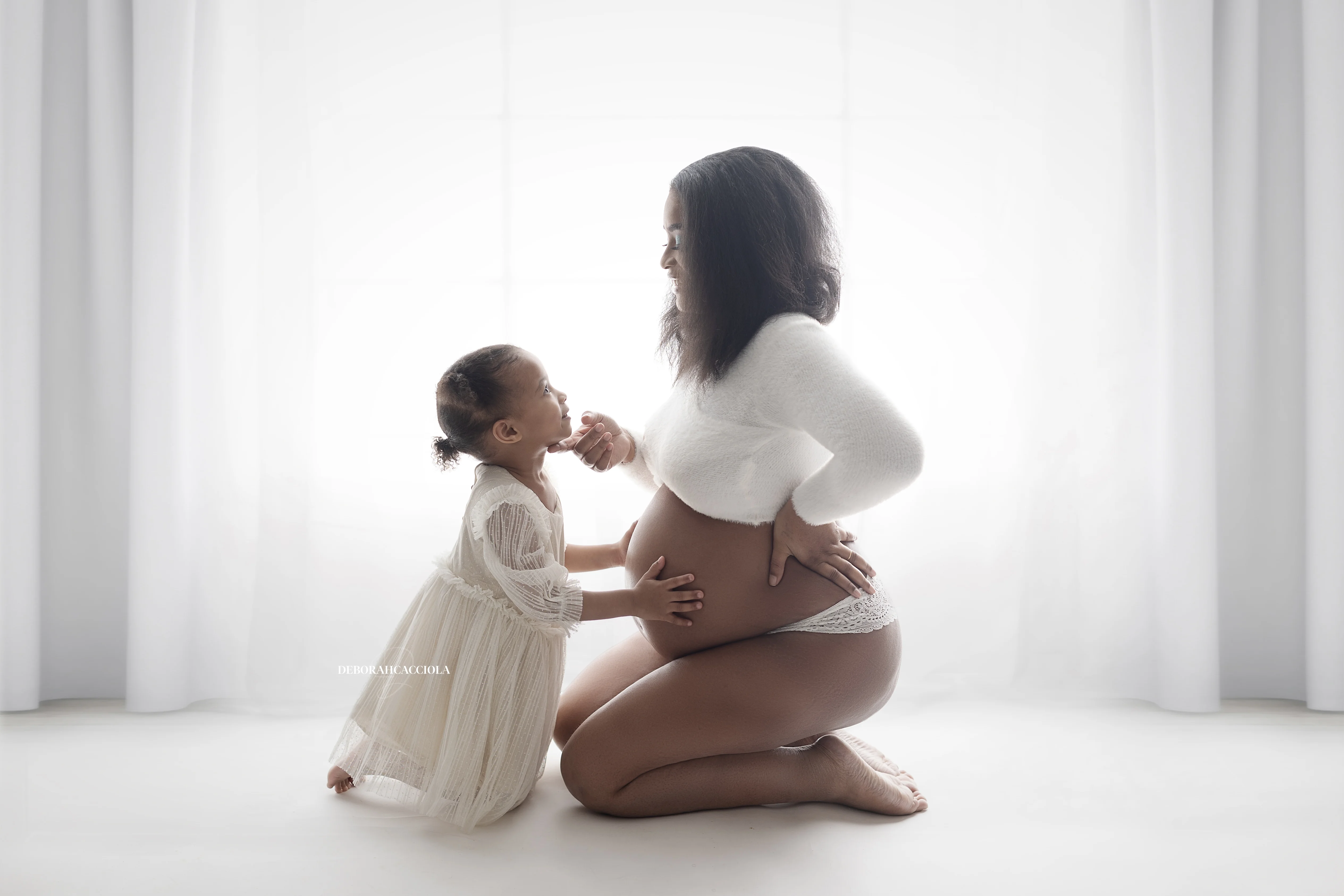 Scène grossesse à Orléans : femme enceinte, composition large et naturelle, style monochrome