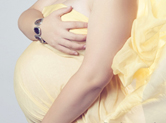 Photo grossesse Photo de future maman nue dans voile jaune
