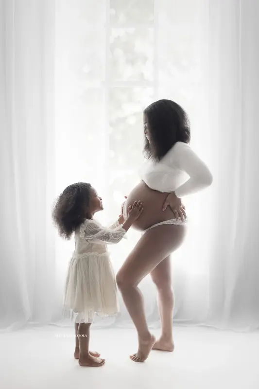 Portrait maternité à Orléans, future maman, portrait serré et naturel, rendu noir et blanc