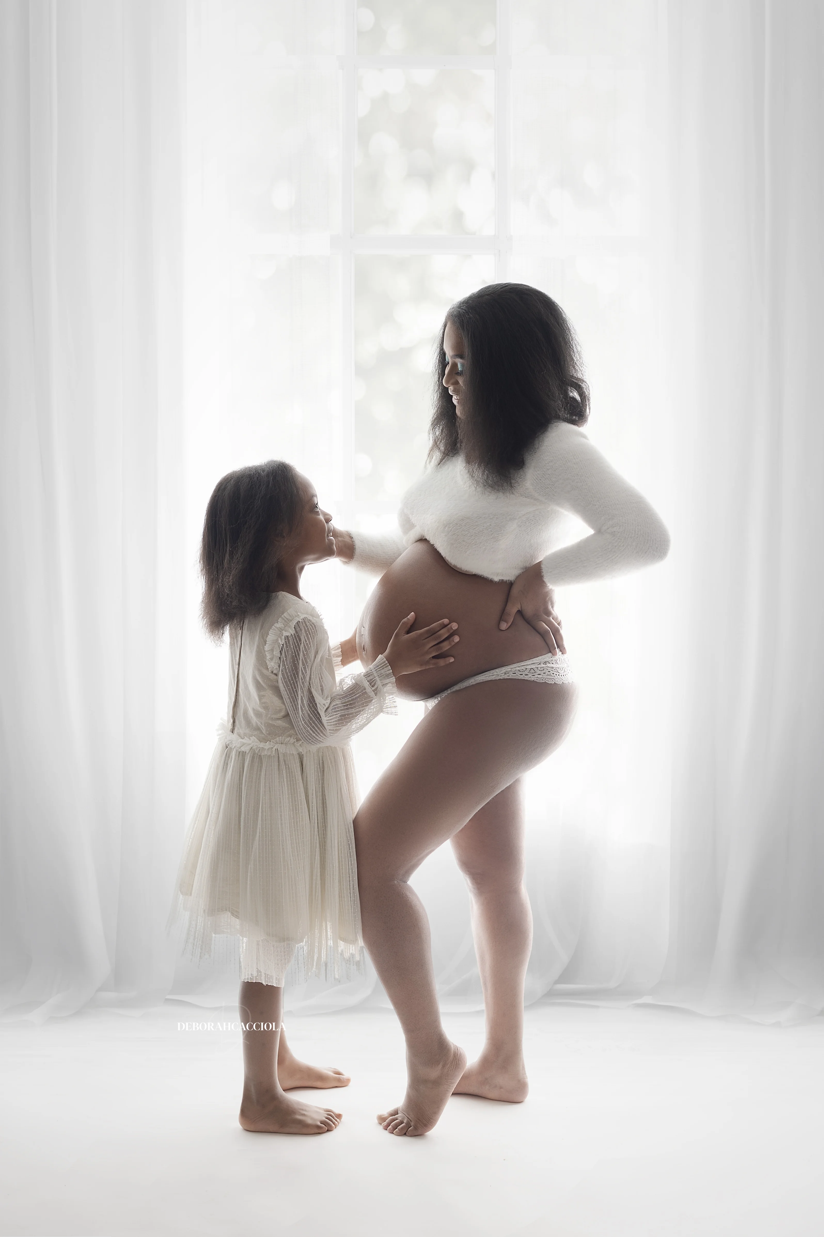 Portrait grossesse à Orléans, maternité naturelle, portrait vertical soigné, rendu noir et blanc