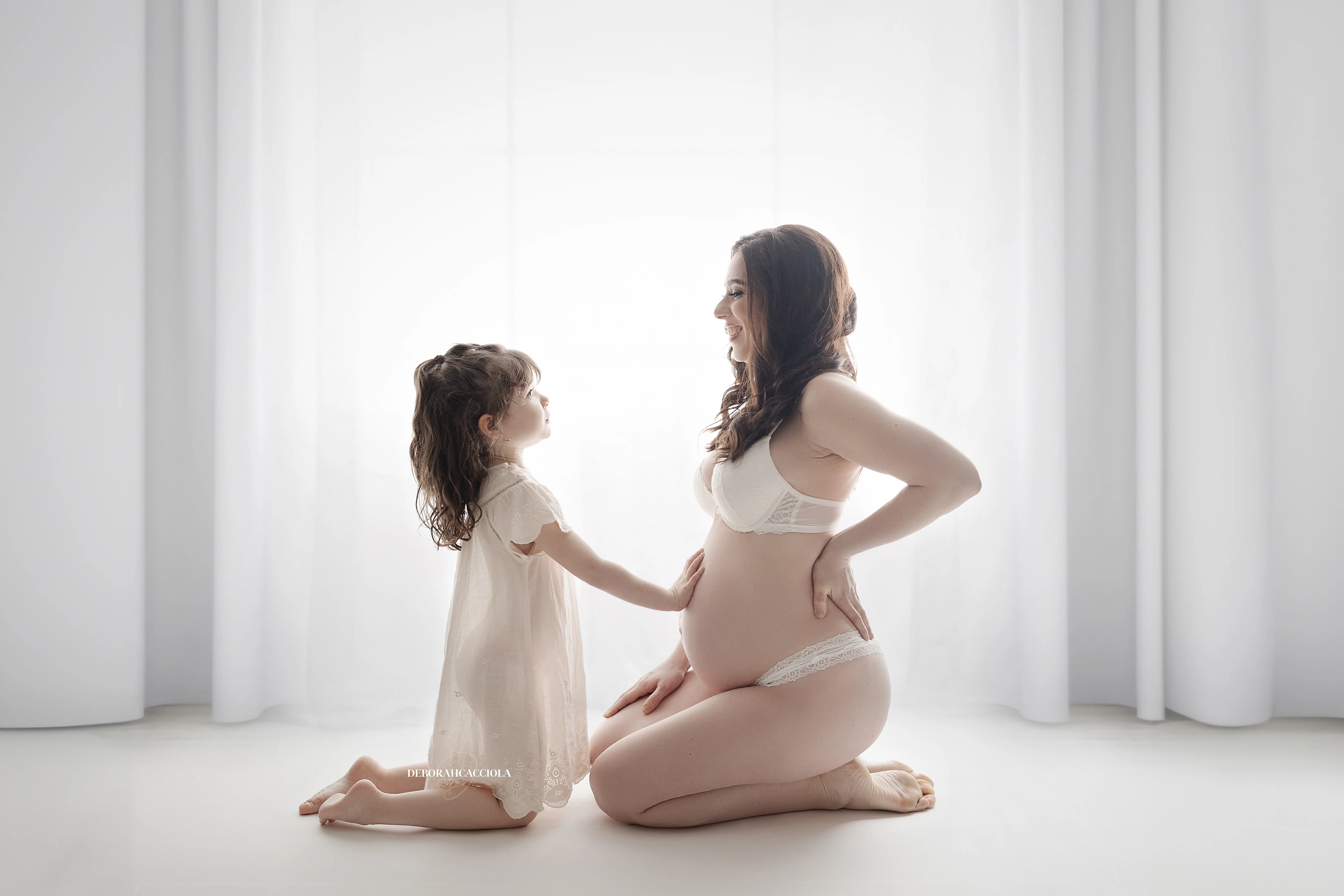 Scène grossesse à Orléans : instant de grossesse, composition large et naturelle, style monochrome