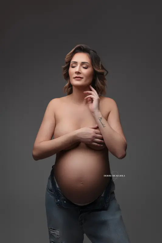 Photo grossesse en studio à Orléans : future maman, portrait serré et naturel, tonalités naturelles