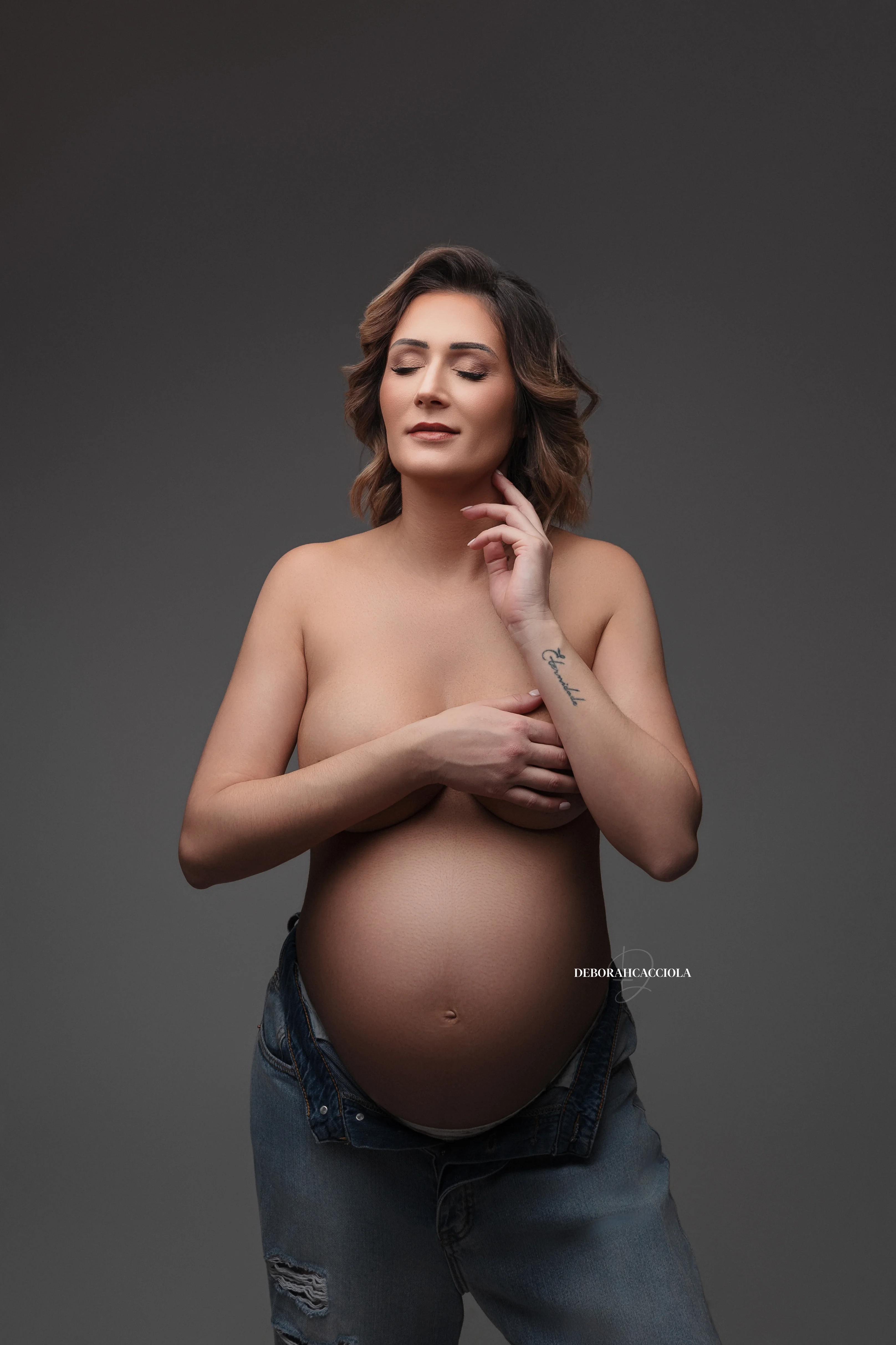 Photo grossesse en studio à Orléans : future maman, portrait serré et naturel, tonalités naturelles
