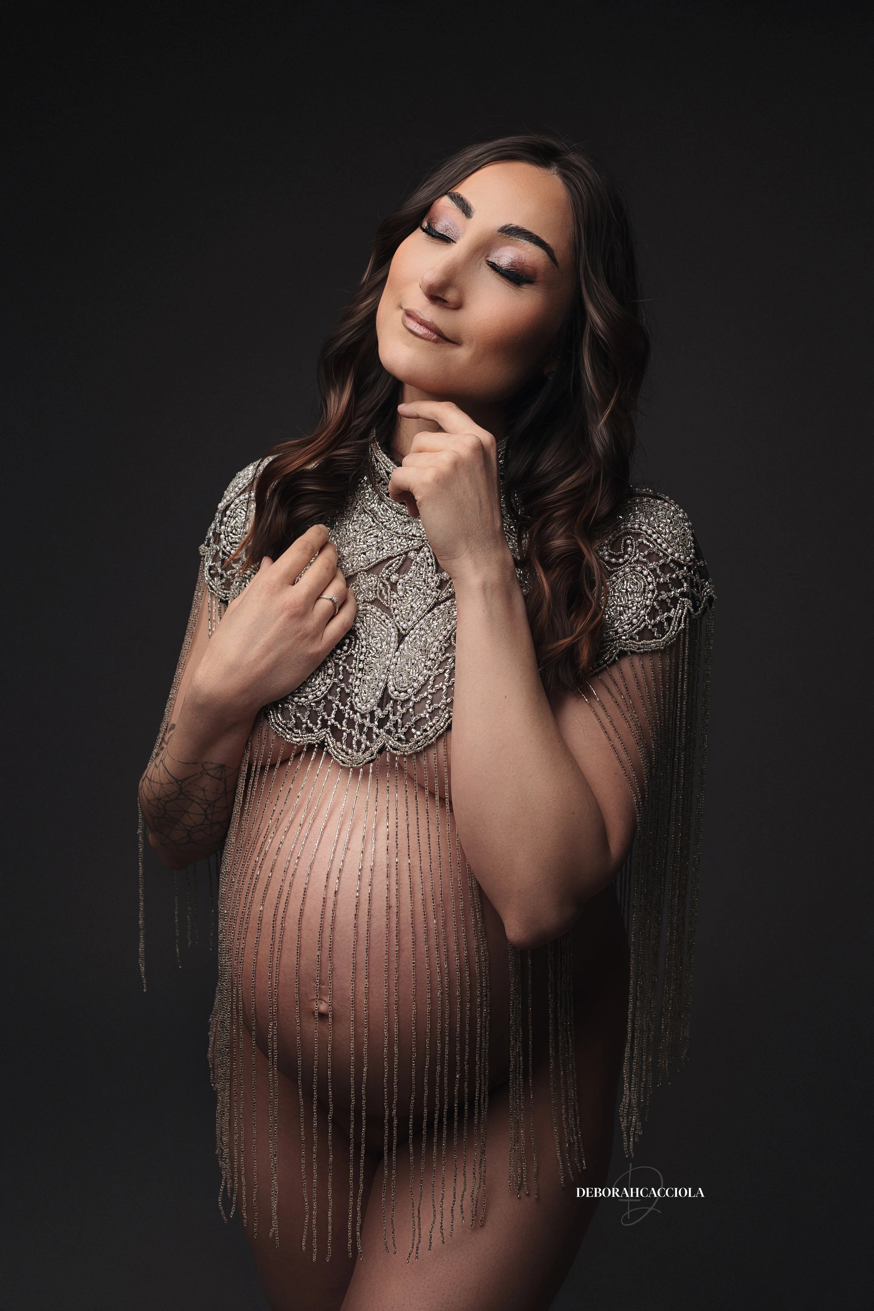 Portrait maternité à Orléans : silhouette de maternité, portrait vertical soigné, rendu clair et naturel