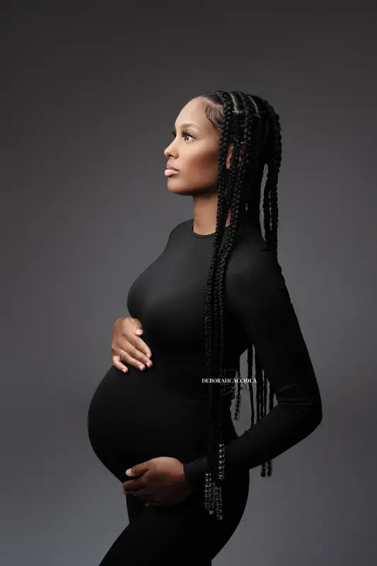 Portrait grossesse à Orléans : silhouette de maternité, portrait vertical soigné, style monochrome