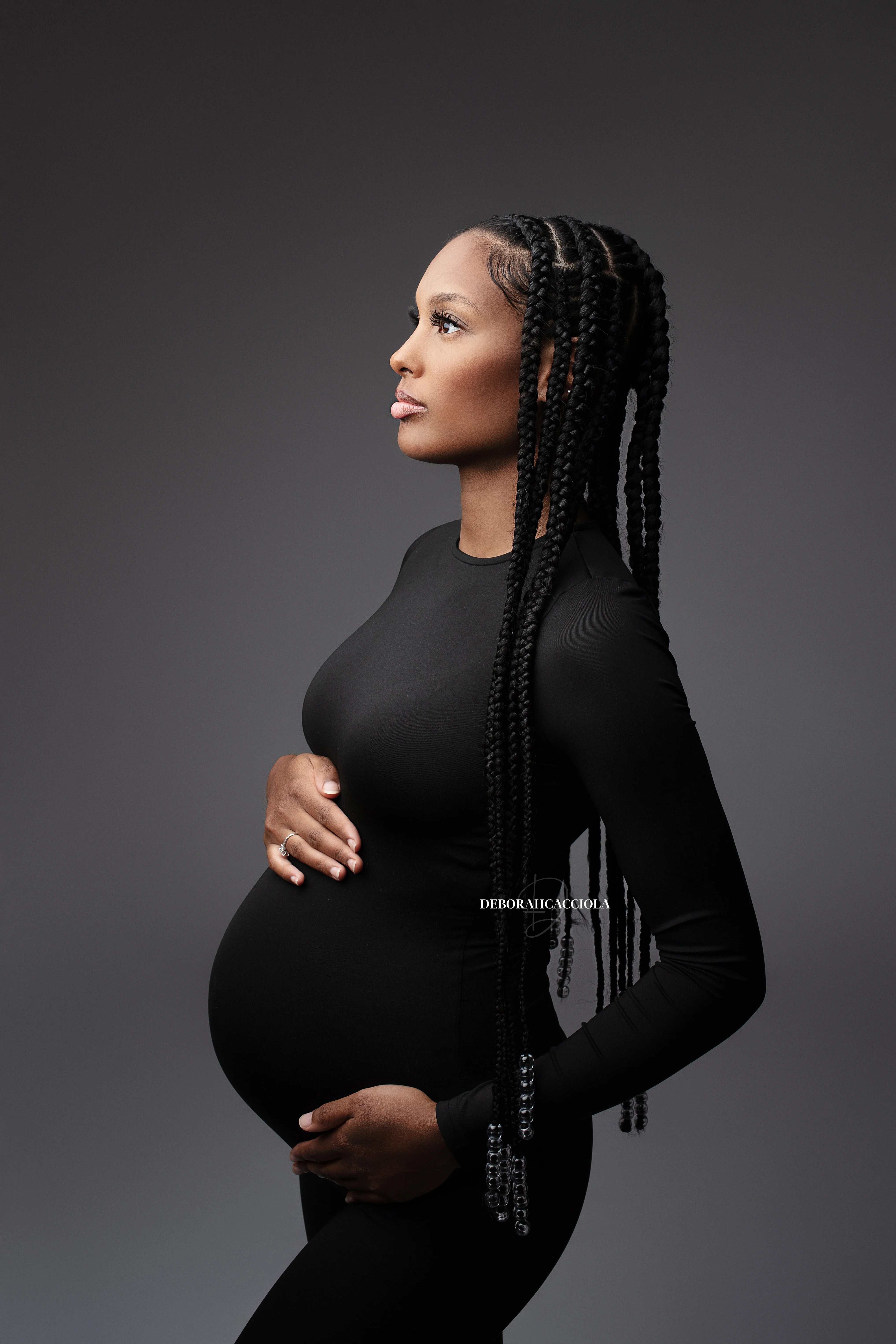 Portrait grossesse à Orléans : silhouette de maternité, portrait vertical soigné, style monochrome