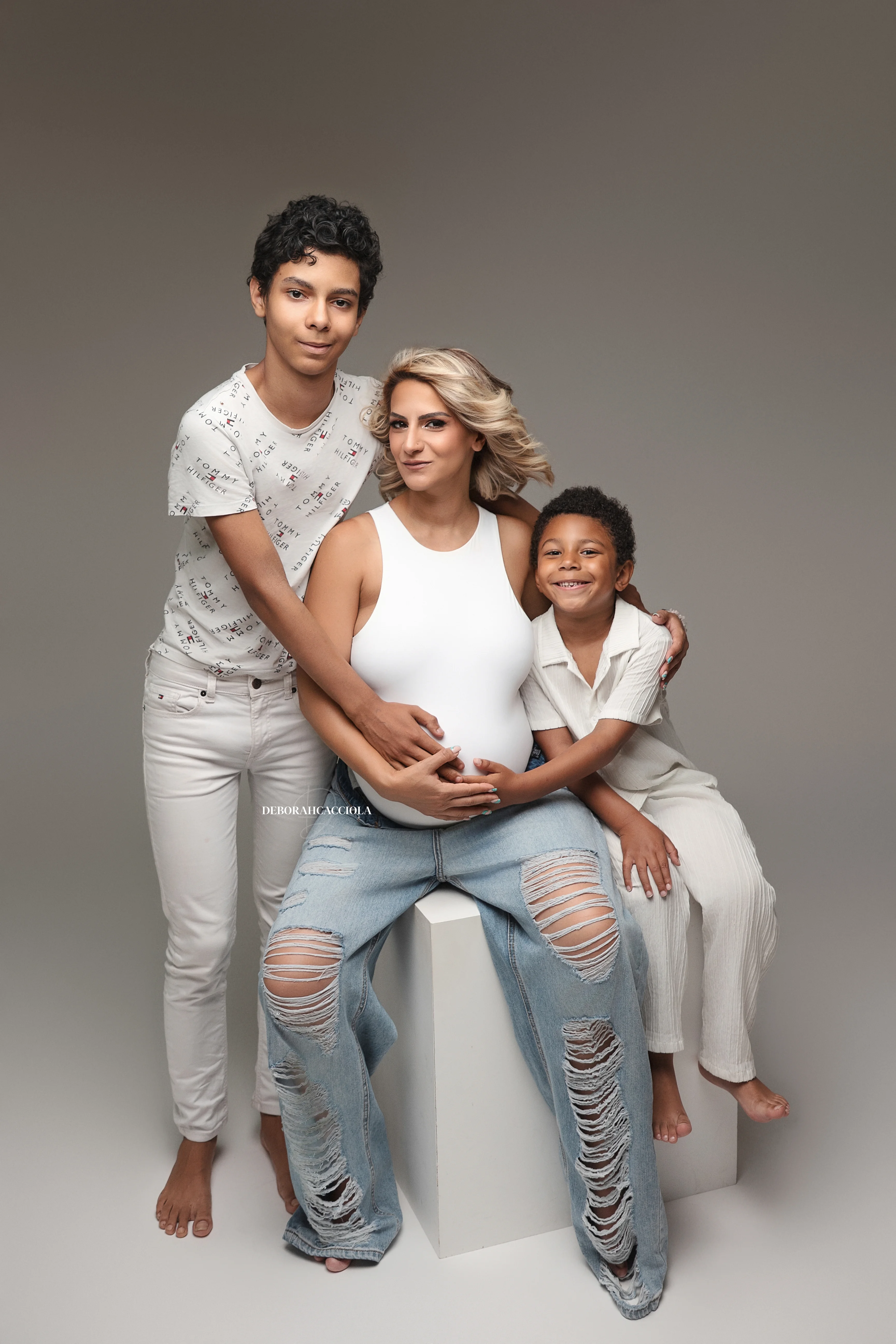 Portrait maternité en studio à Orléans : portrait de future maman, cadrage vertical doux, style lumineux