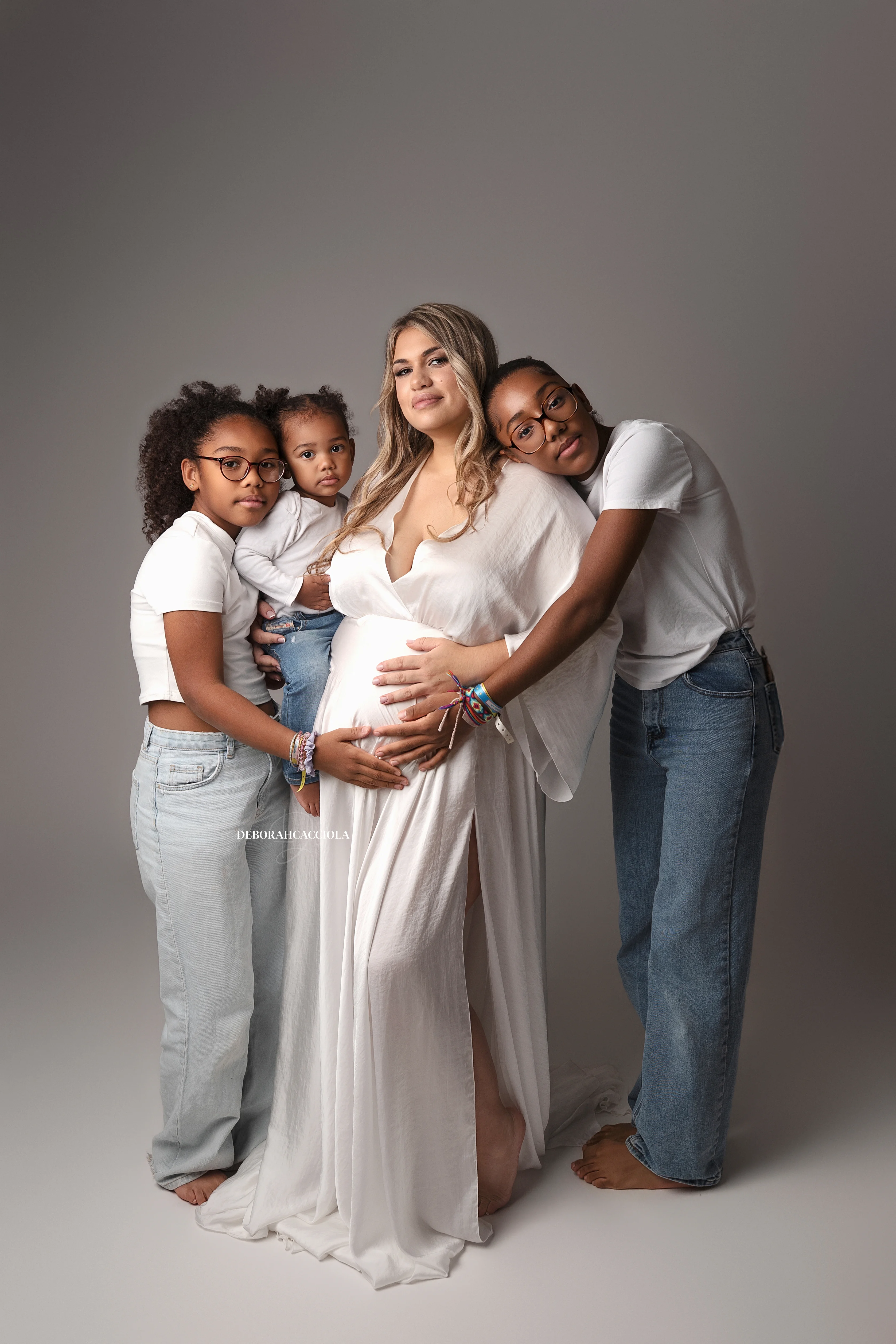 Photo grossesse à Orléans : femme enceinte, plan vertical élégant, couleurs naturelles